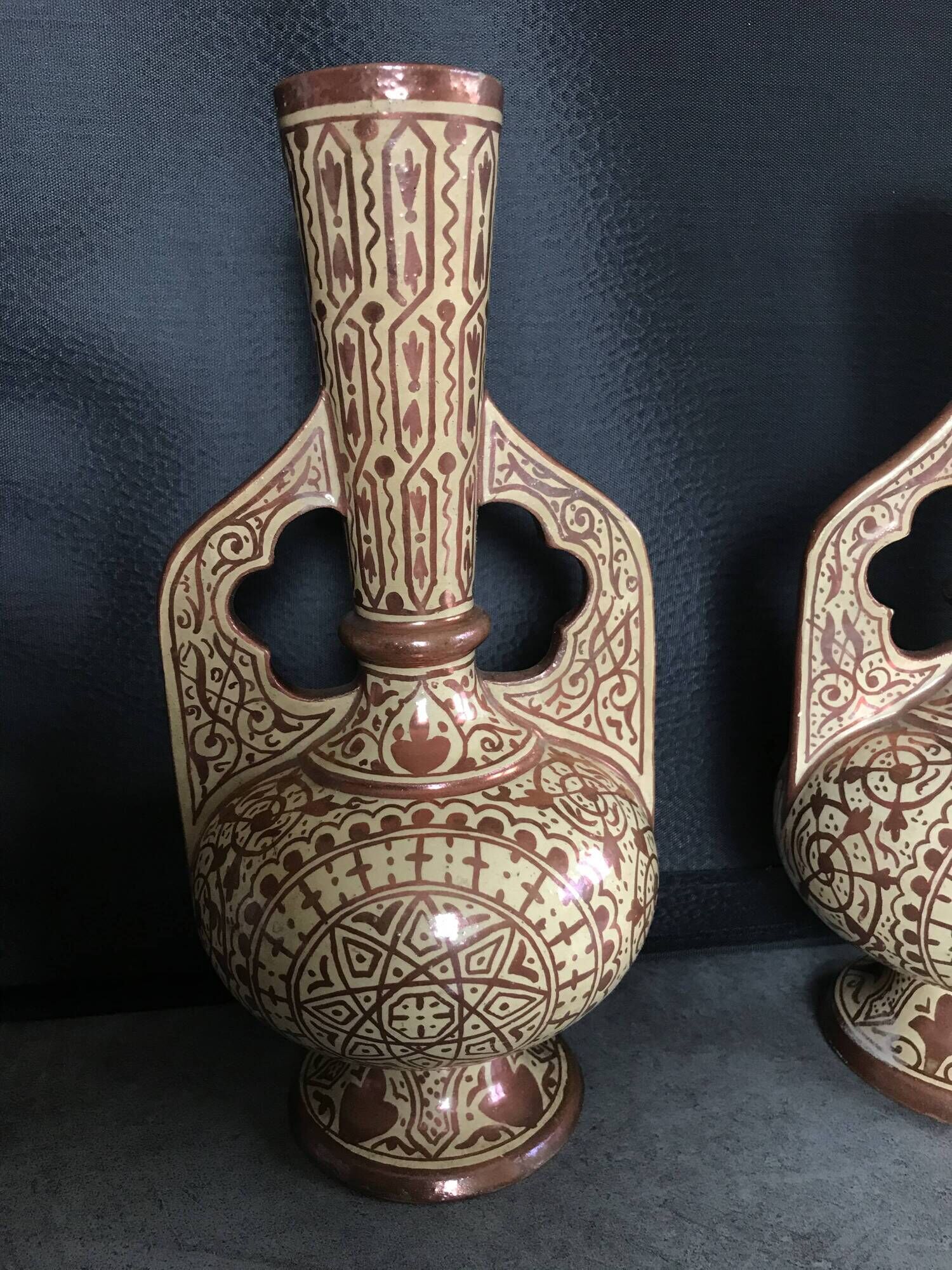 Pair of vases in faïence hispano mauresque decoration arabasques irise reflections metal