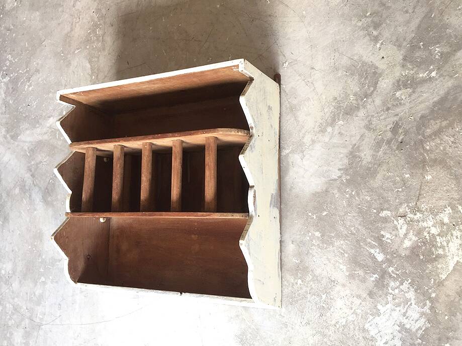 Rangement mural de cuisine en bois