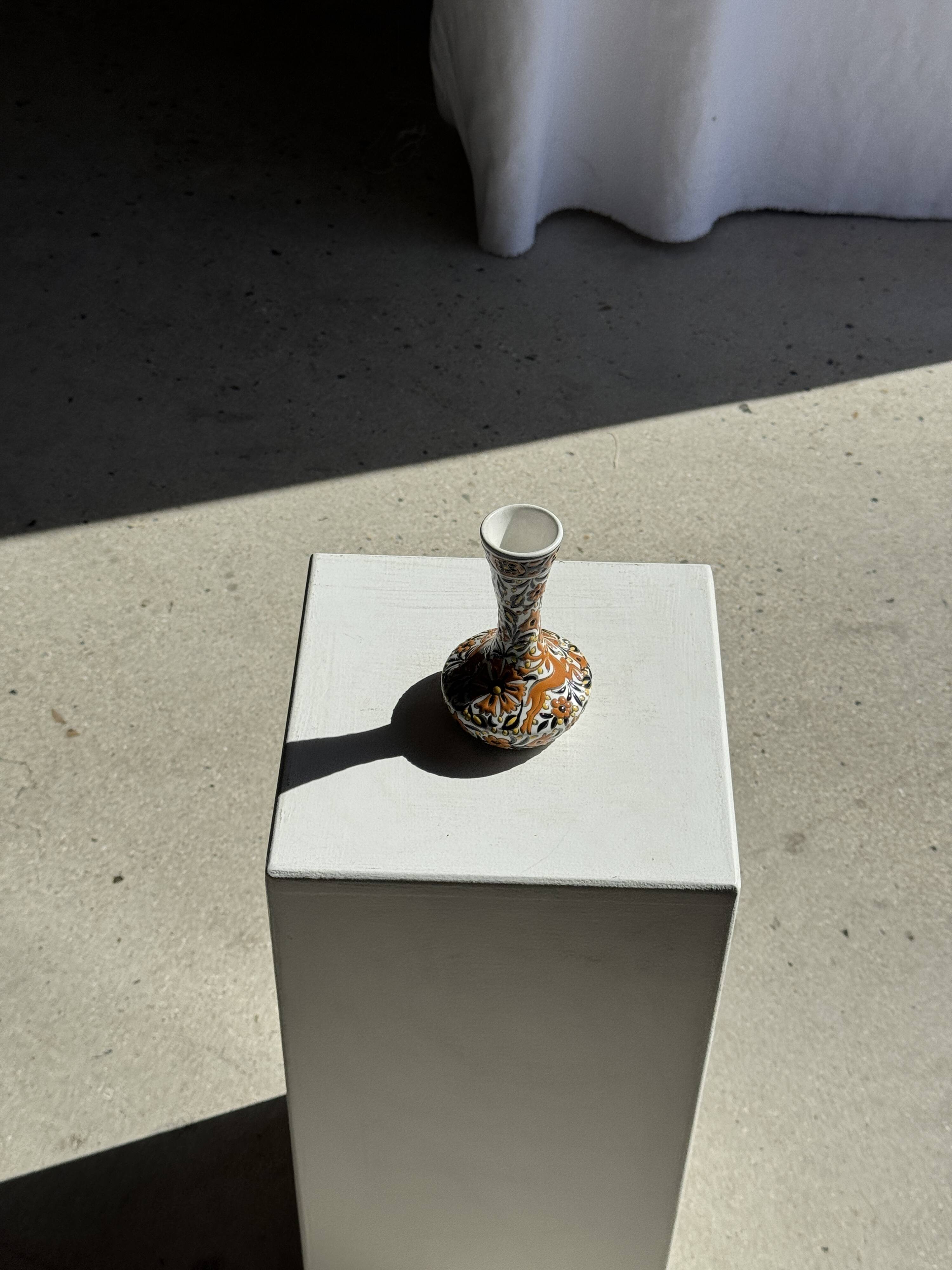Petit vase soliflore blanc à décor floral et animalier orange H14 L9