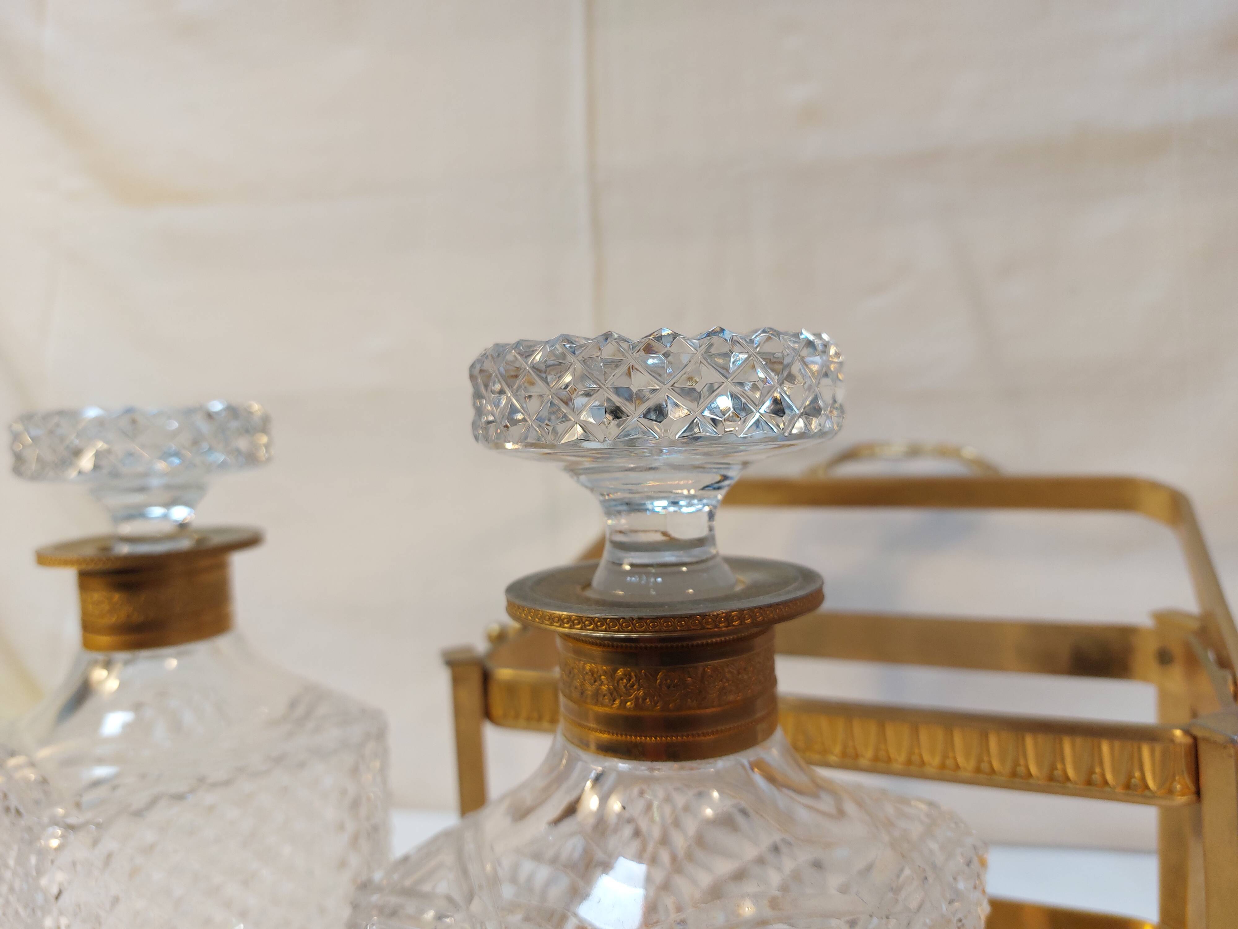 Whiskey cellar called "Tantalus" - Servant of 2 cut crystal carafes