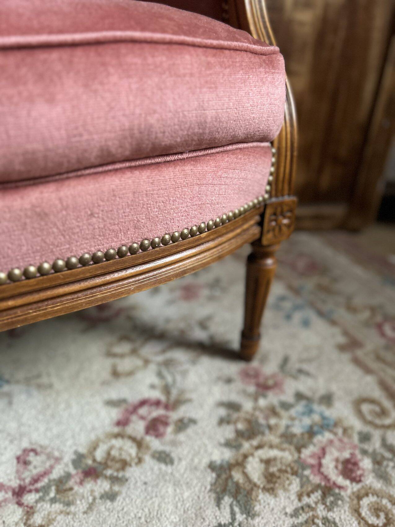 Small Louis XVI armchair in old rose velvet, removable seat – Chic and comfortable