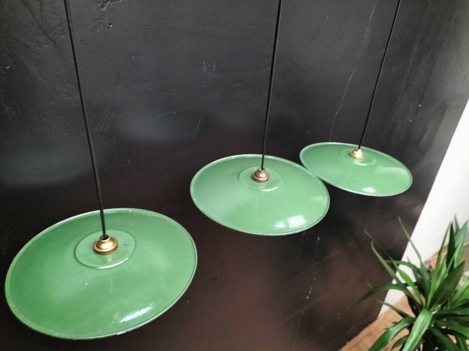 Suspensions in enamelled sheets