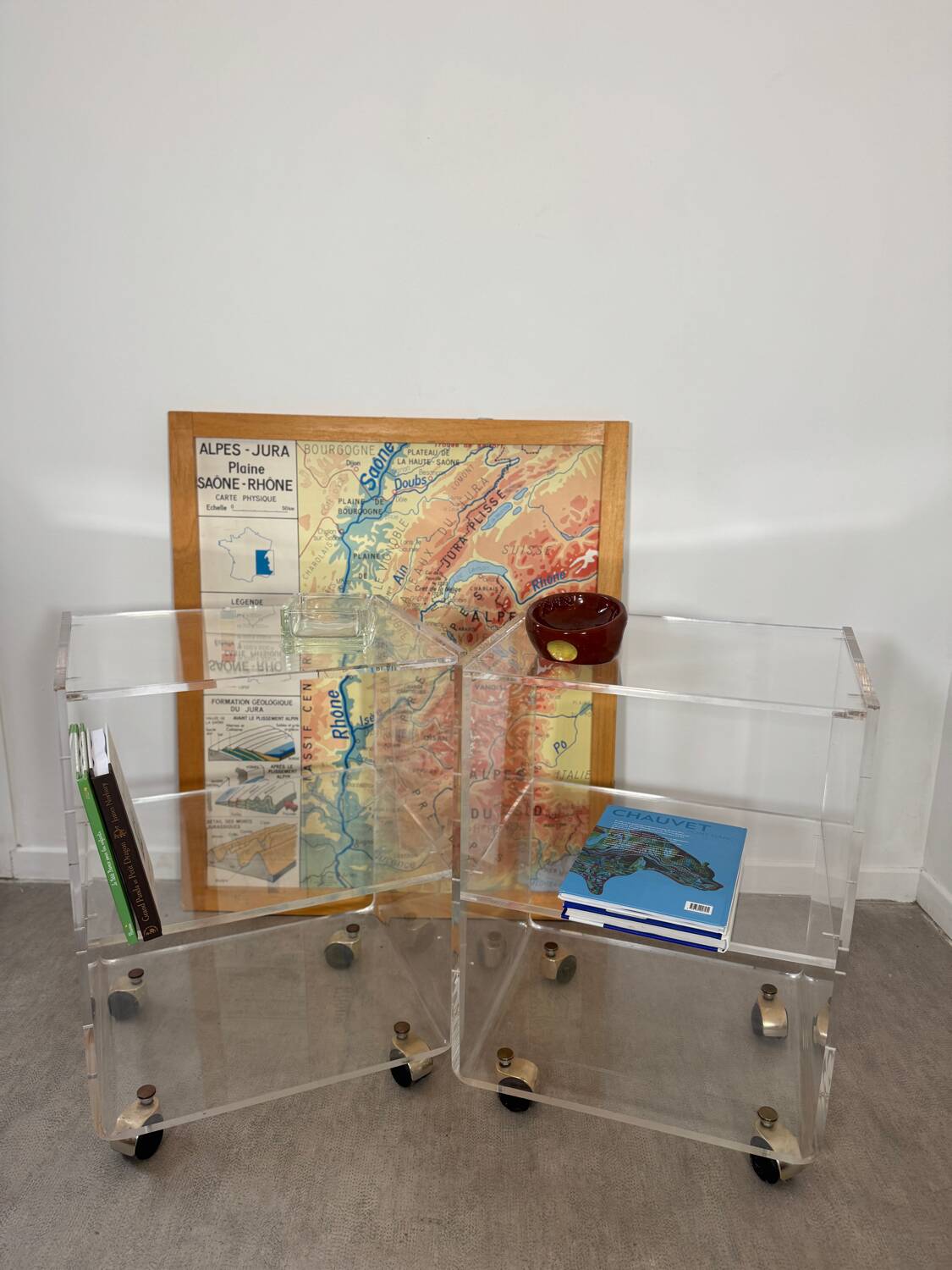 Paire de tables de chevet en plexiglas transparent
