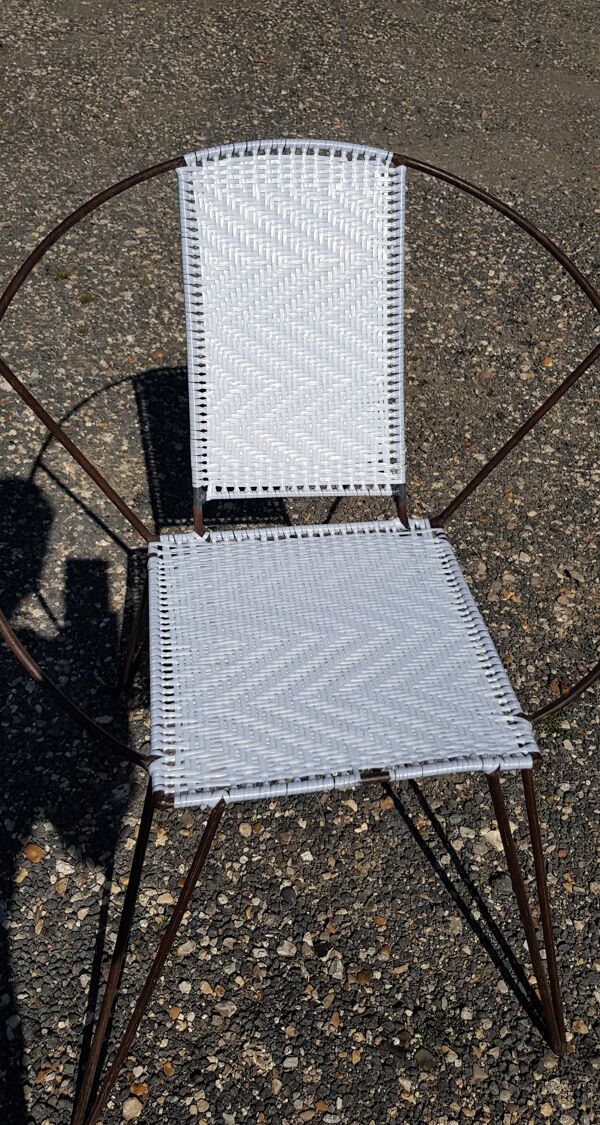 Fauteuil vintage en métal noir et cannage plastique blanc