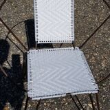 Fauteuil vintage en métal noir et cannage plastique blanc