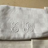 Set tablecloth and towels