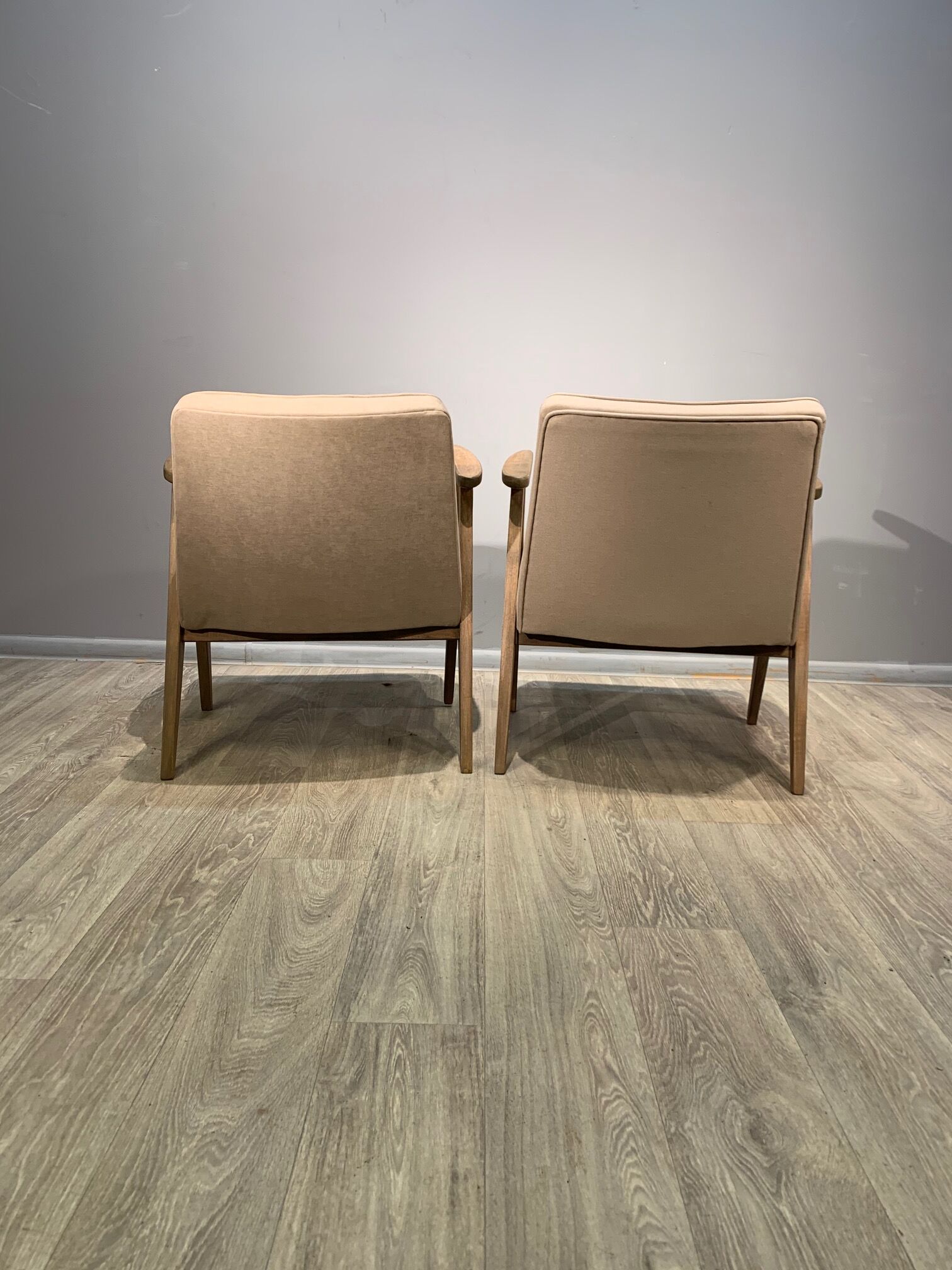 Paire de fauteuils 366, conçus par J. Chierowski