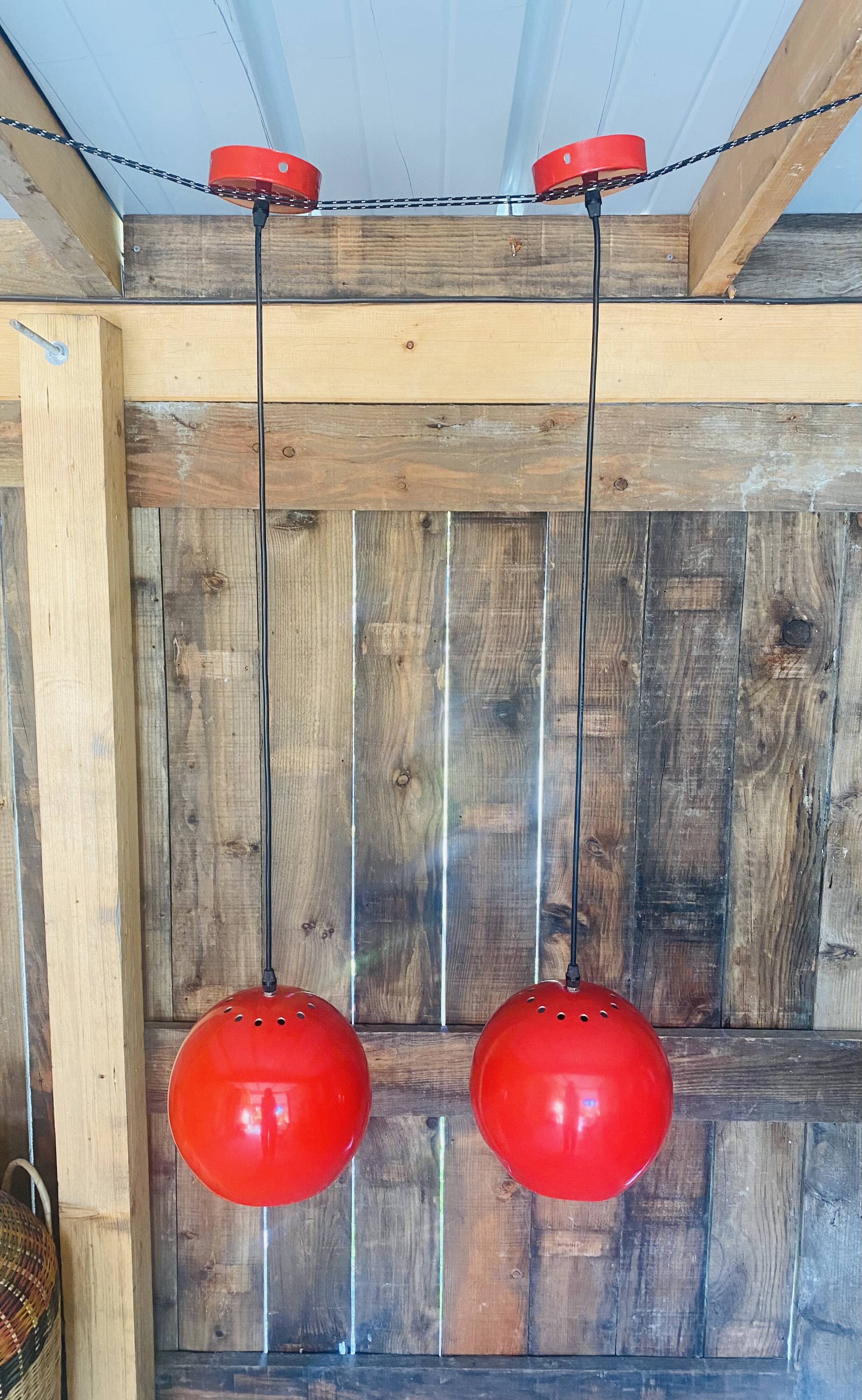 Paire de suspension boule rouge en métal années 70.