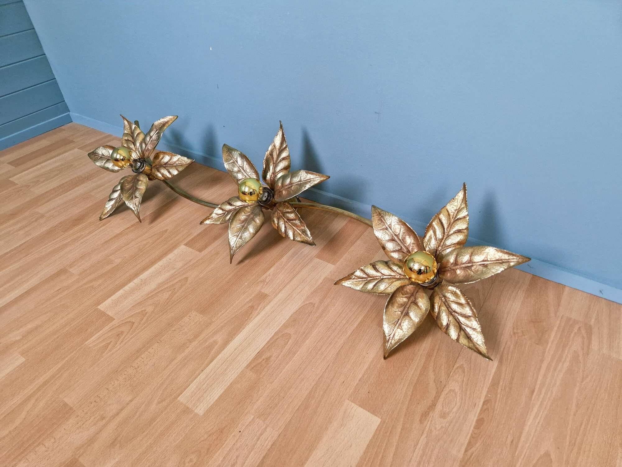 Large floral wall sconce in brass and gilded metal, Willy Daro, 1970.