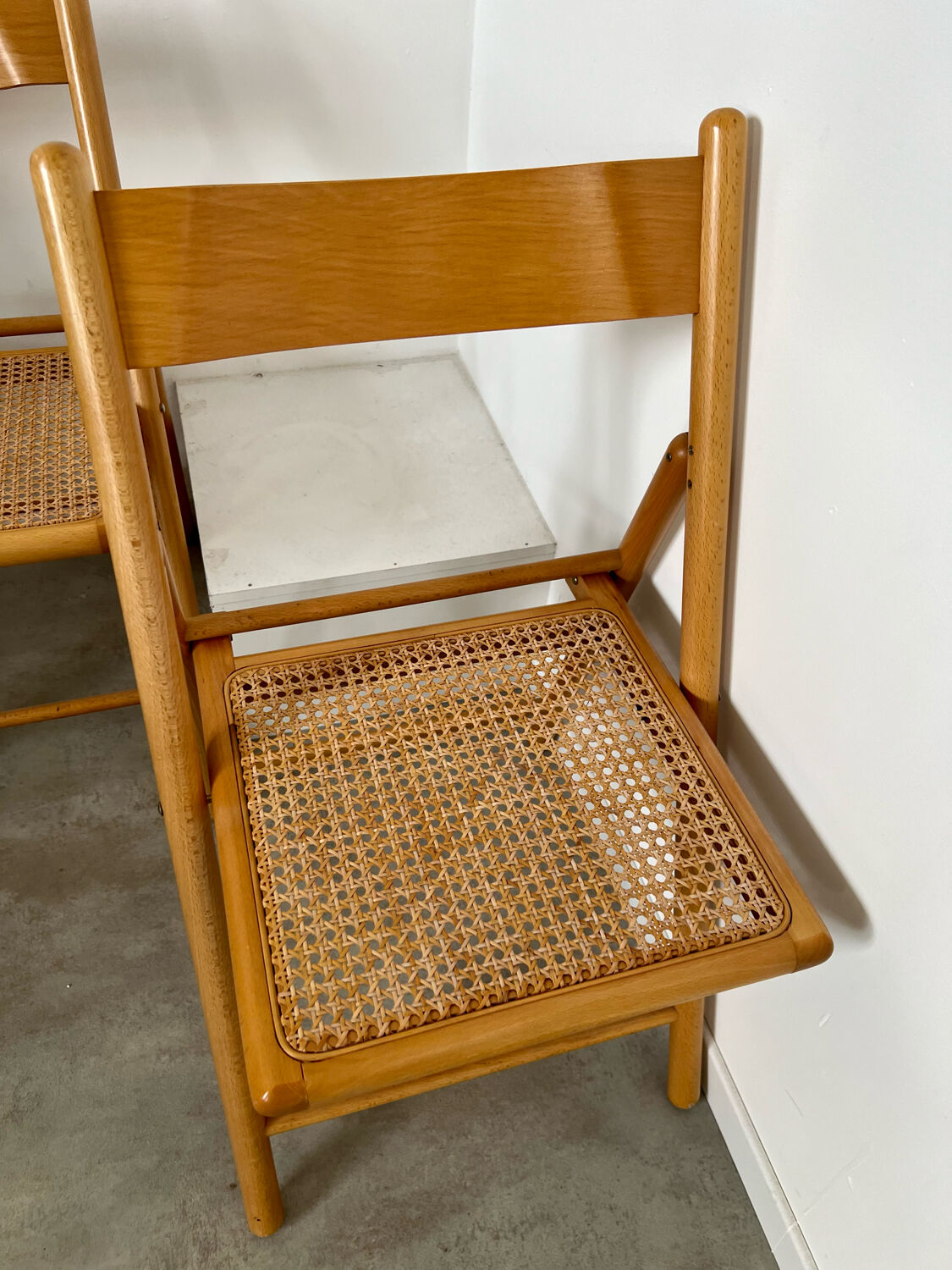 Lot 6 folding wooden chairs and vintage rattan canning year 60