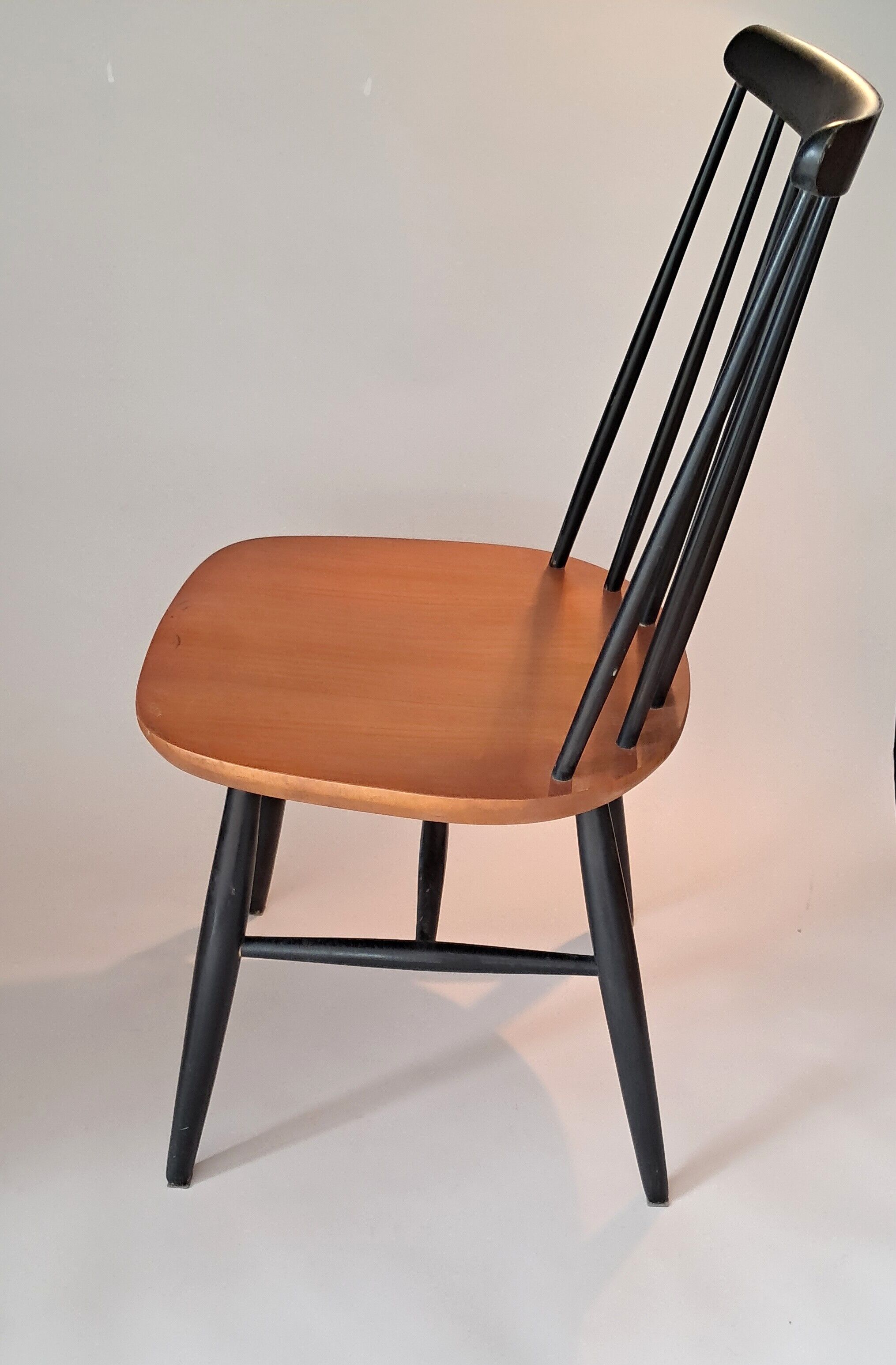 Pair of "Fanett" chairs designed by Ilmari Tapiovaara, circa 1970.