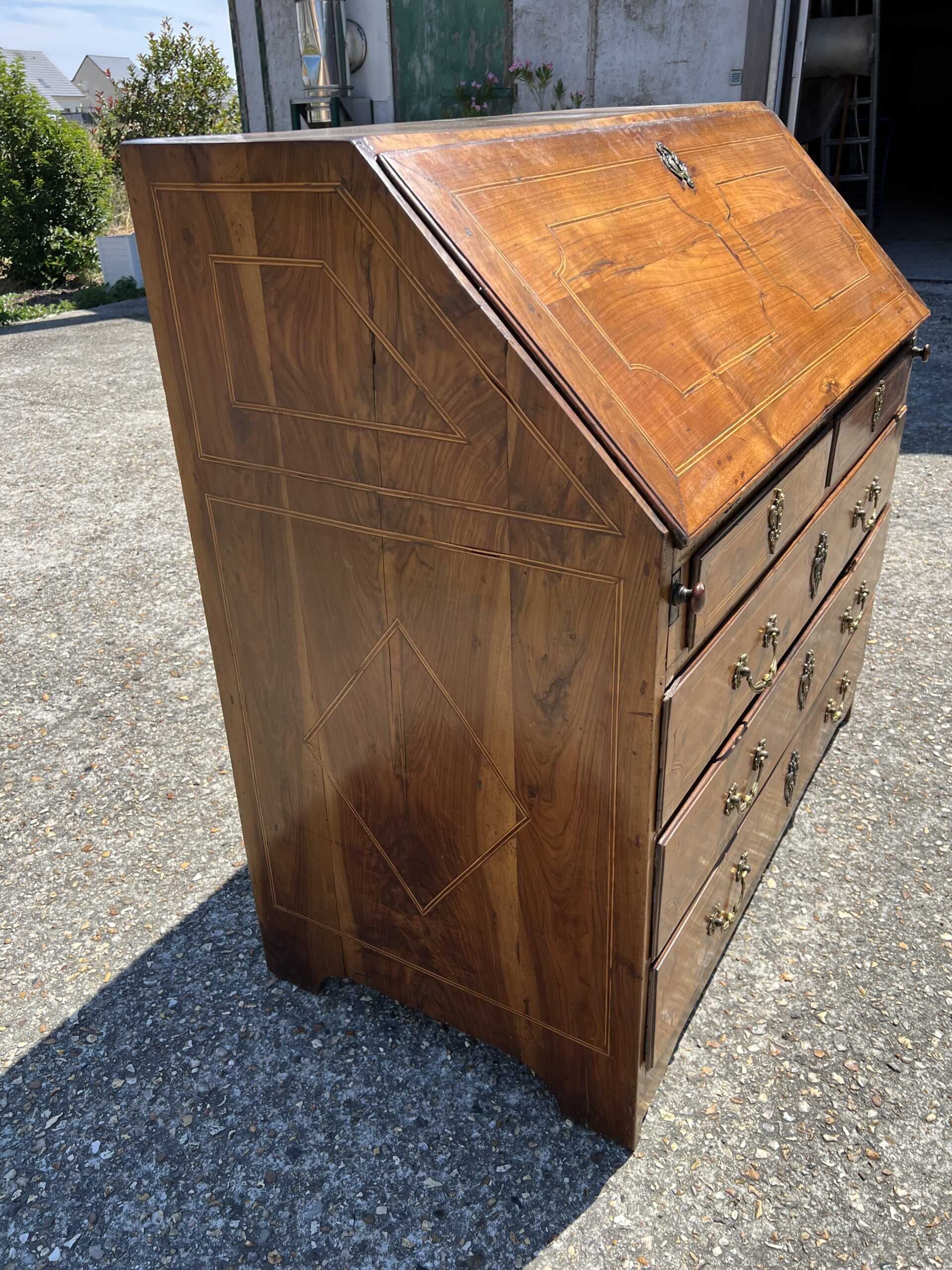 Writing cabinet, masterpiece of marquetry in solid cherry wood, late 18th, early 19th century.