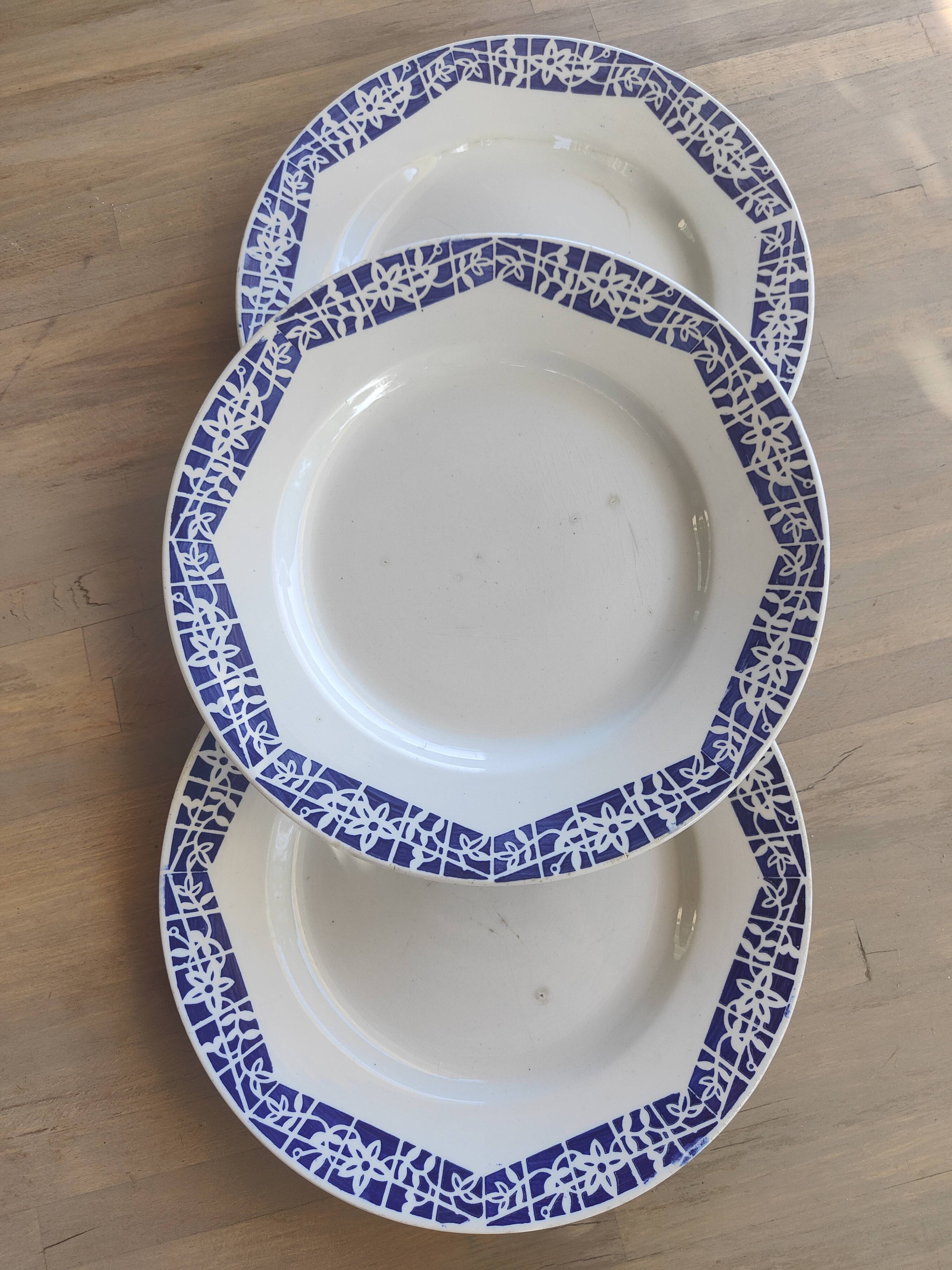 Set of 3 iron earth flat plates Faïencerie Niderviller. Blue and white “Art Deco” decor.
