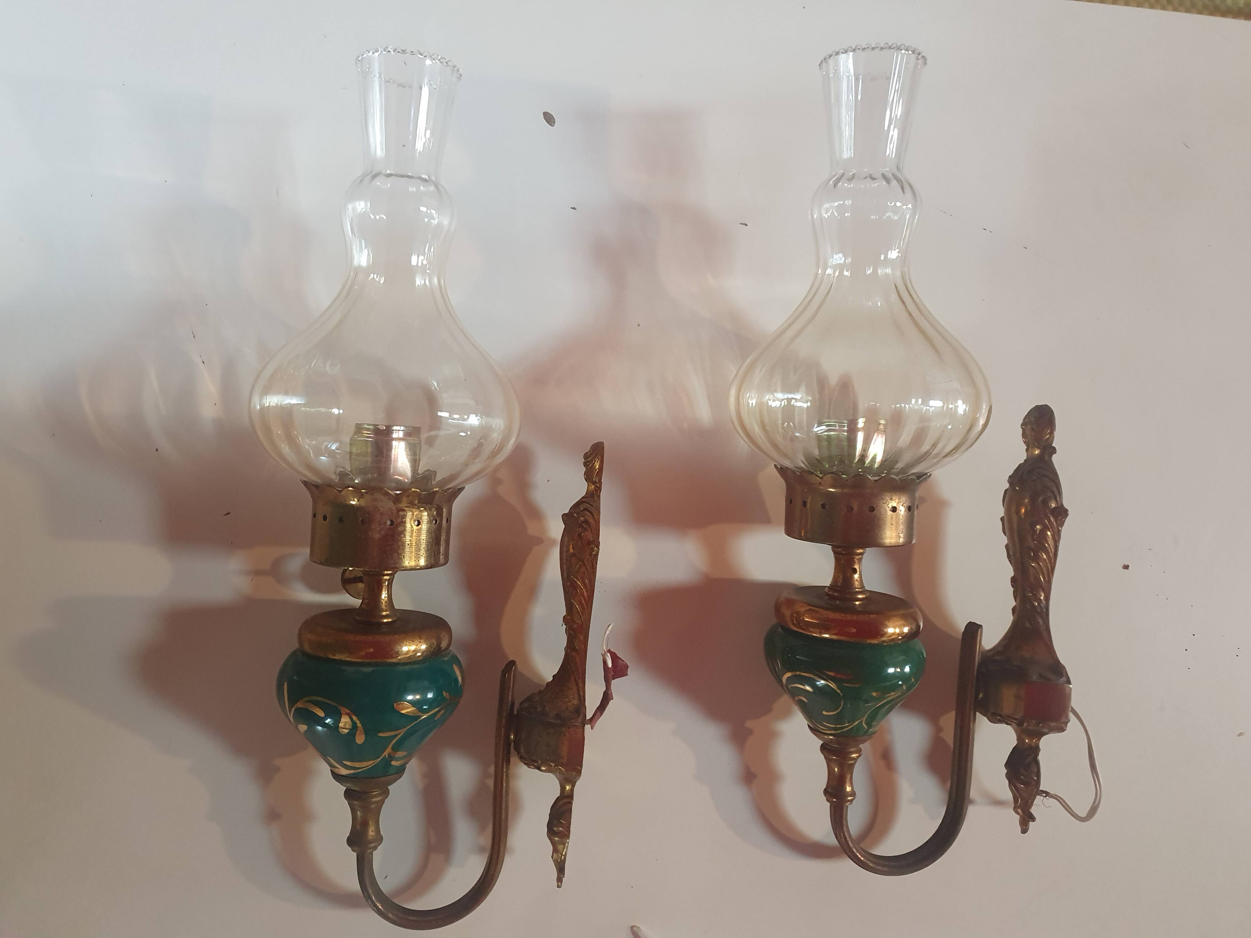 Paire d'appliques lumnaire vintage en metal doré, ceramique verte et globe en verre