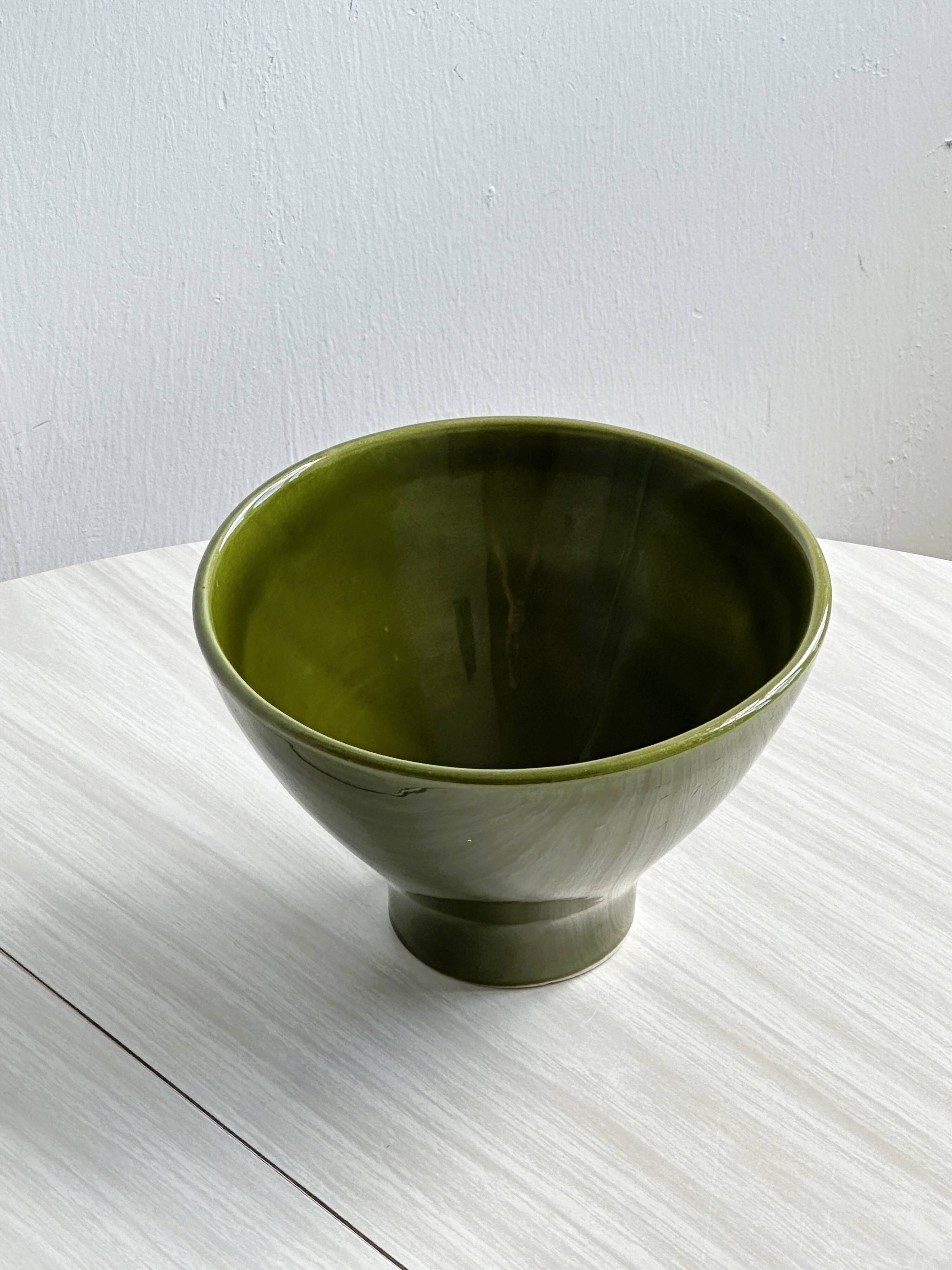 Saladier vert foncé.