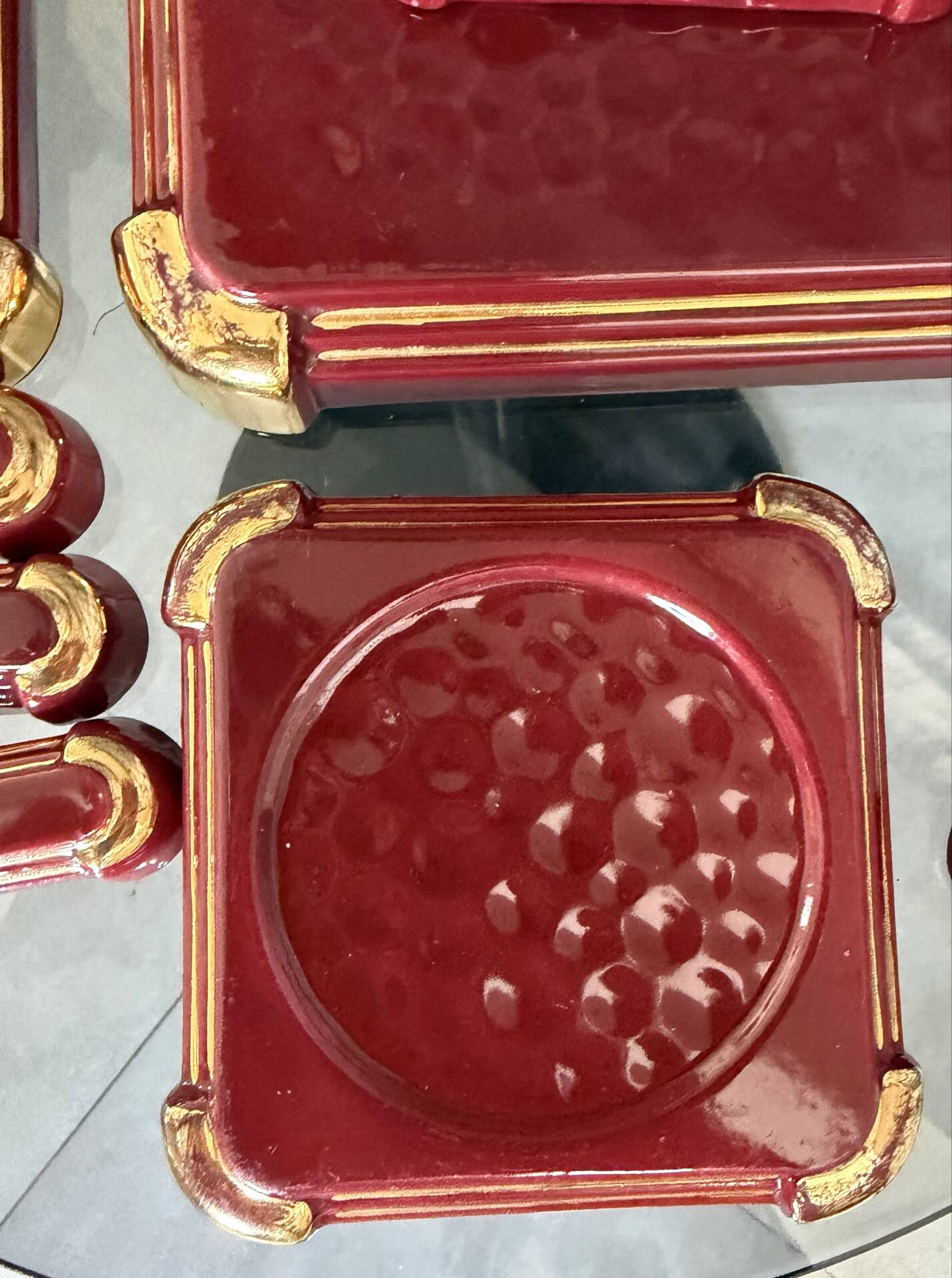 Art Deco table service in glazed burgundy and gold earthenware – Complete