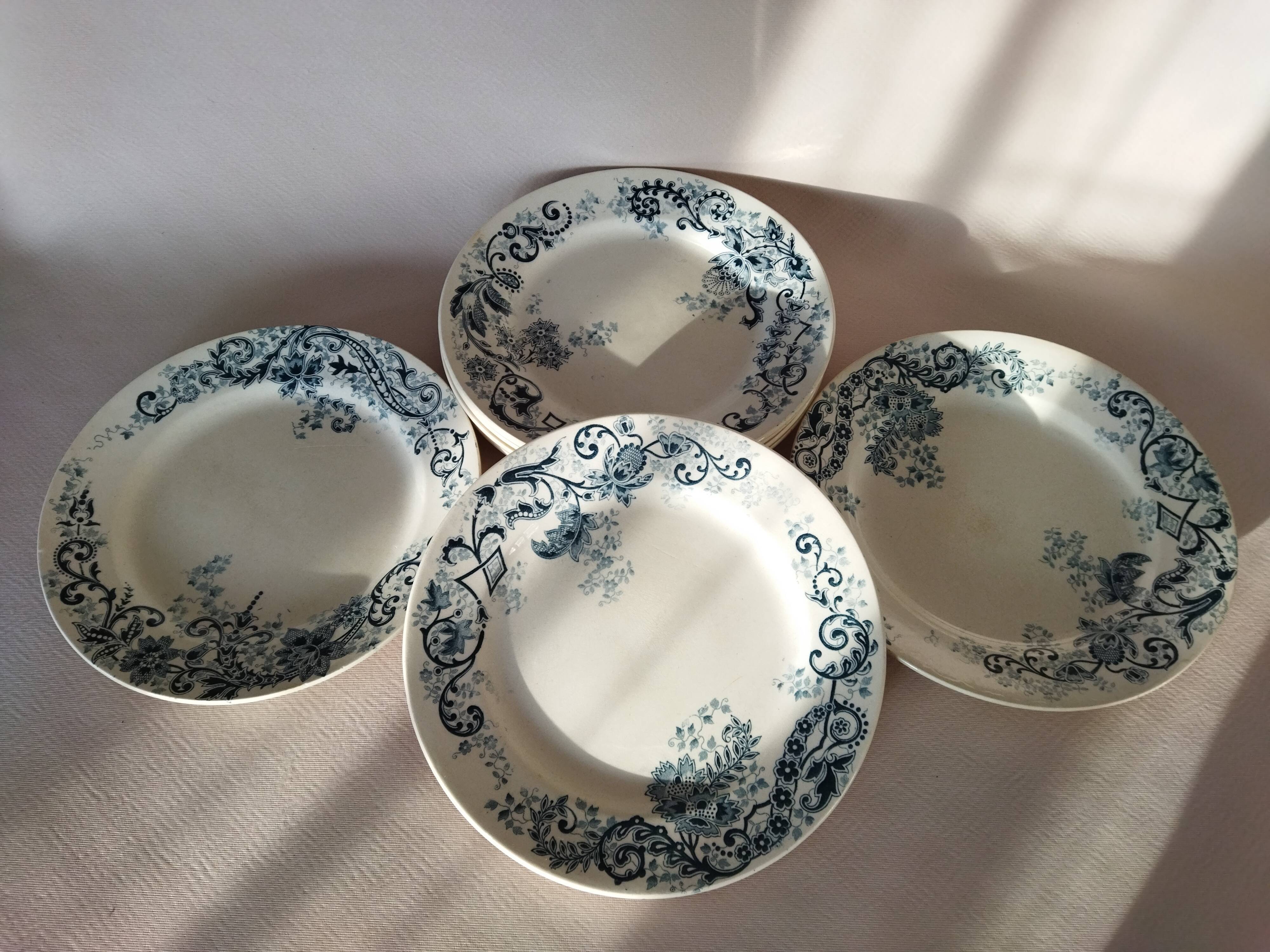 7 flat plates in iron earth HB & Cie, model Sévigné (Choisy-le-Roi)