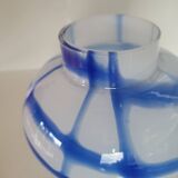 Ancien vase pique fleurs en verre blanc et bleu