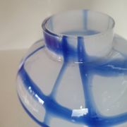 Ancien vase pique fleurs en verre blanc et bleu