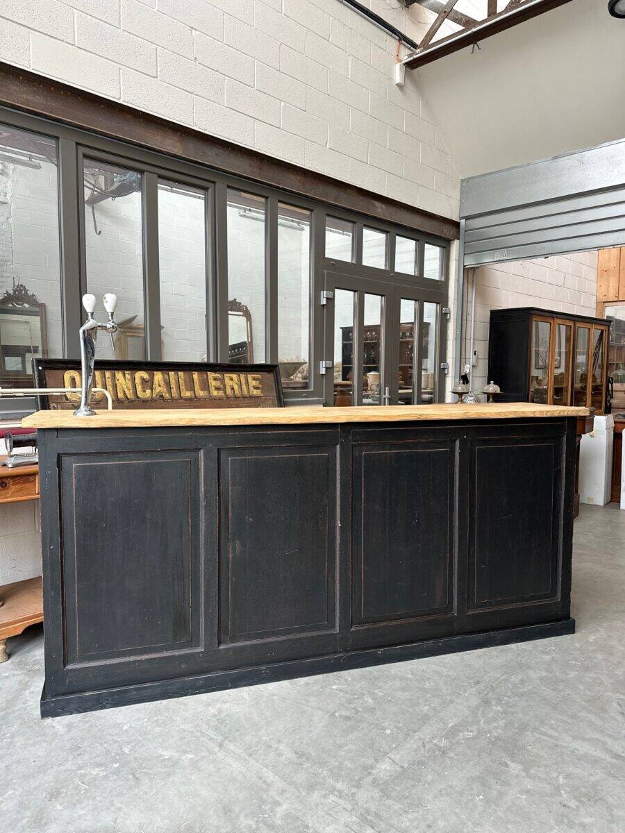 1920s bar counter