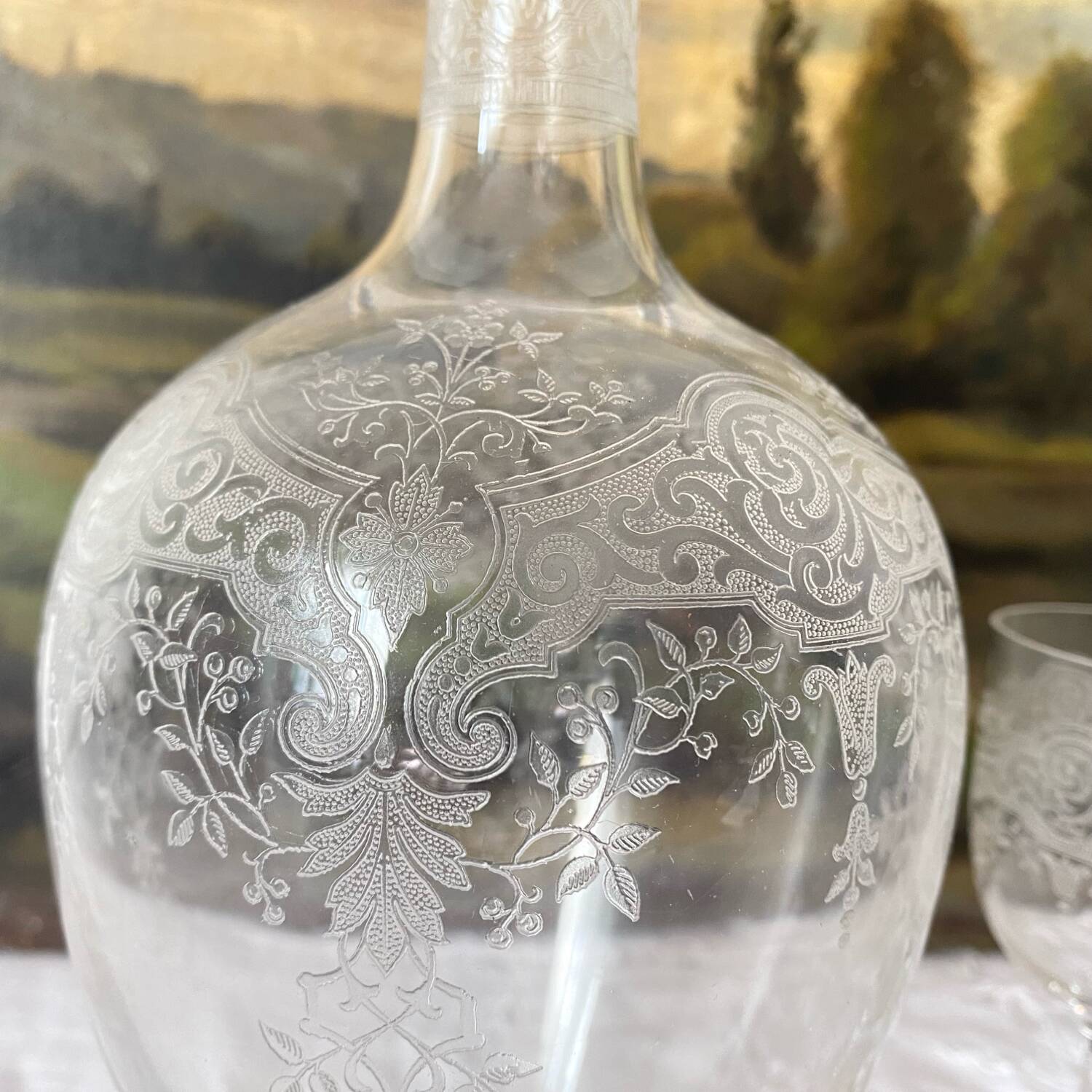 Verres à pied anciens gravés et carafe