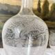 Verres à pied anciens gravés et carafe
