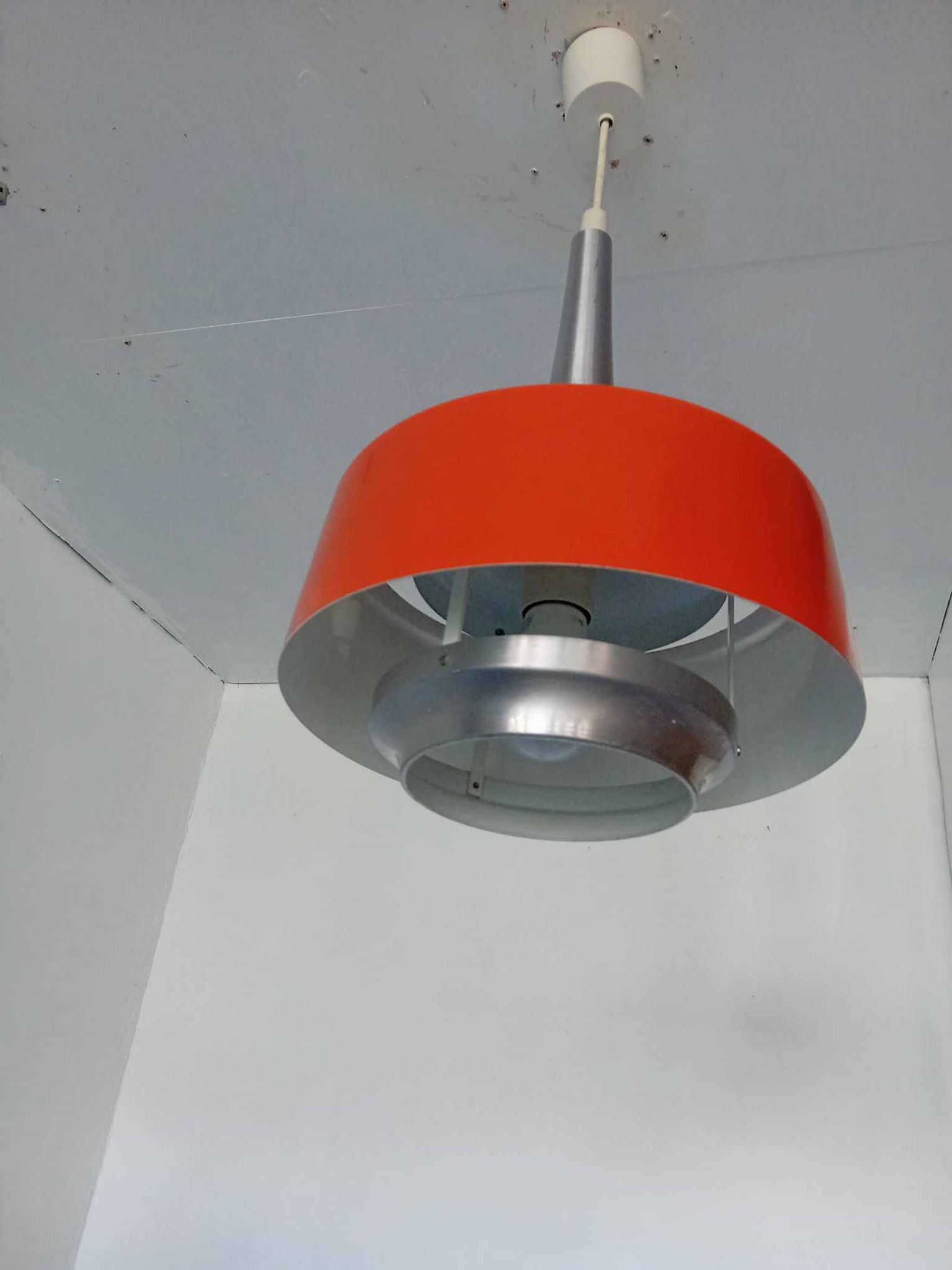 Suspension70's louis kalff pour philips éditeur