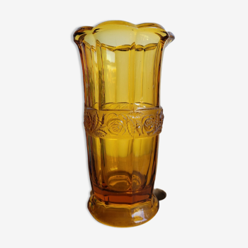 Vase en verre moulé ambre