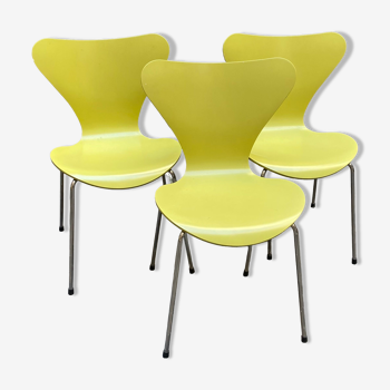 Lot de trois chaises fourmi vert anis d'Arne Jacobsen pour Fritz Hansen