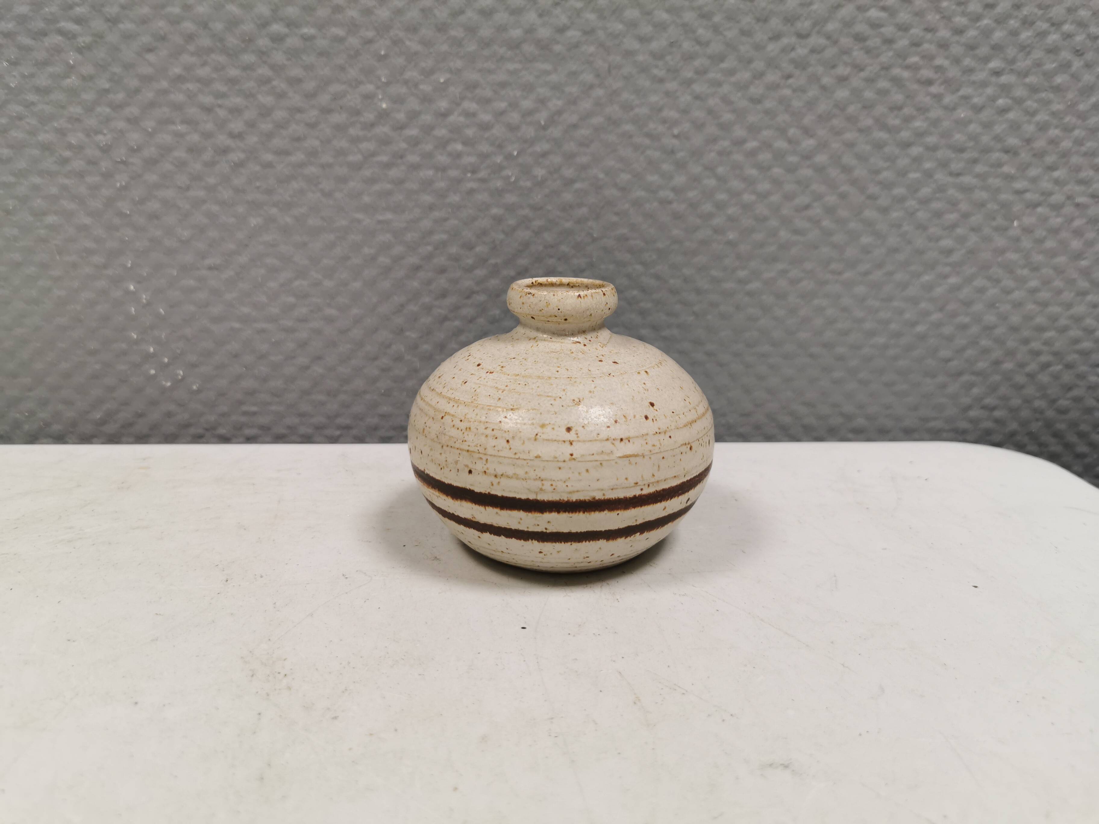 Petit vase sphérique, danois des années 1970-80.