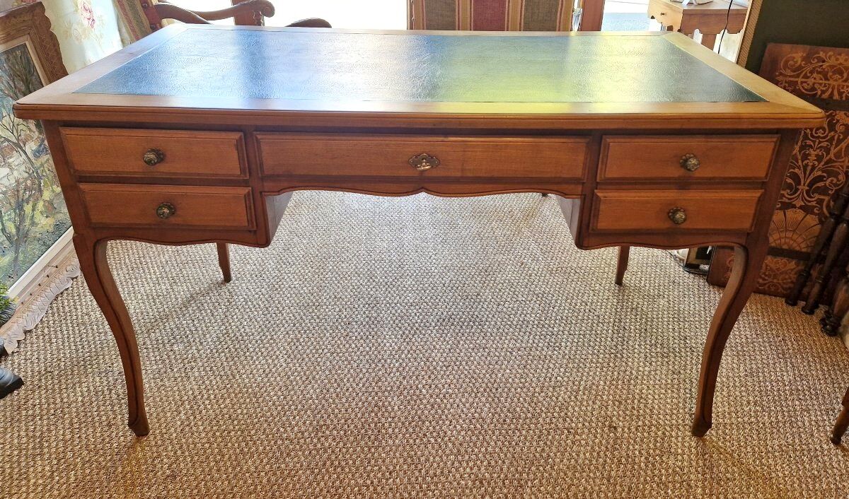 Cherry wood desk in Louis XV style