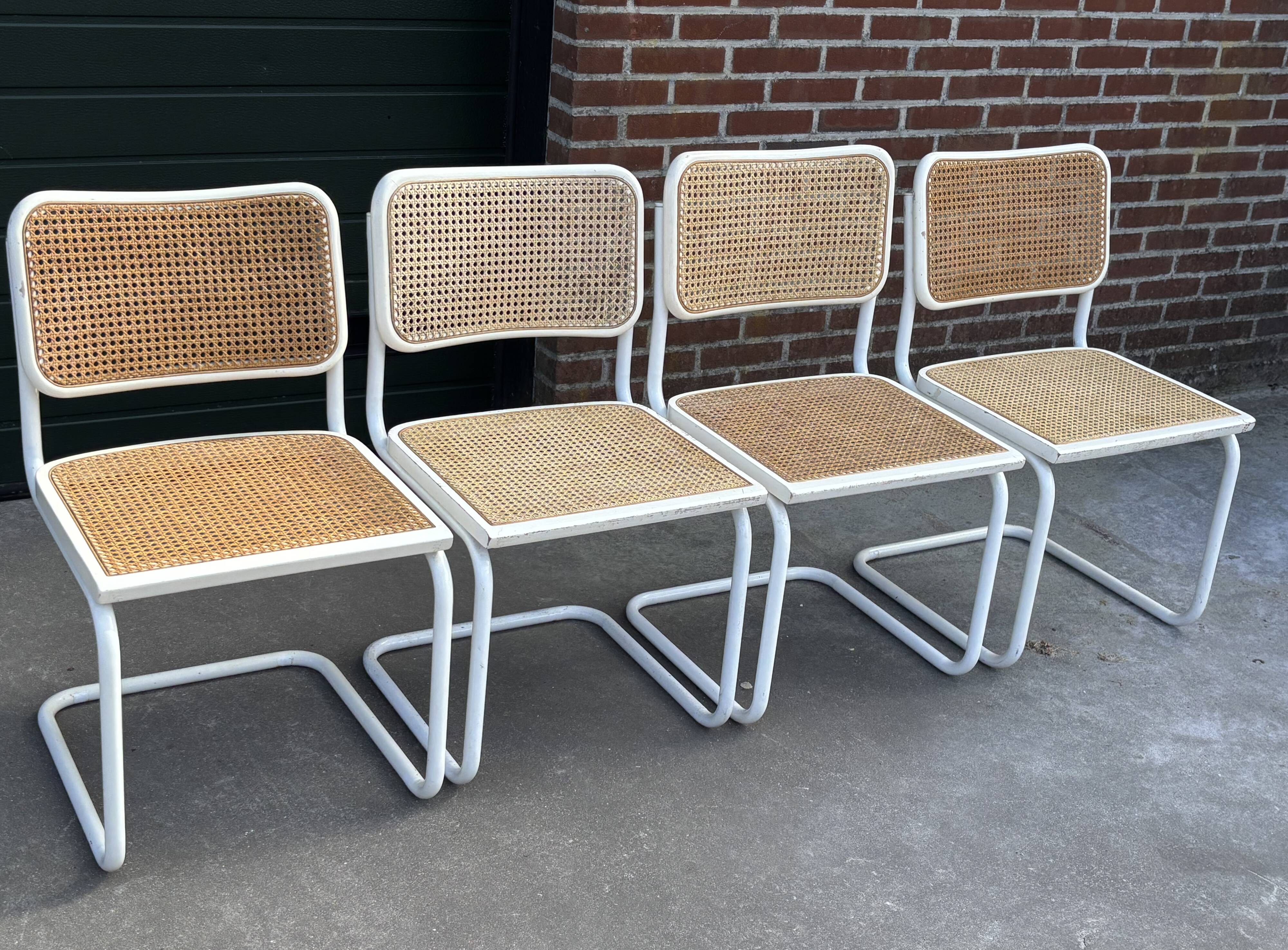 Set of 4 Cesca b32 model chairs in white dining chair