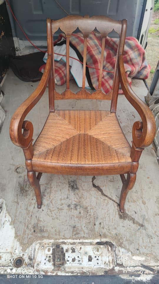 Armchair with gilded rye straw seat in solid walnut, Restoration period, circa 1820