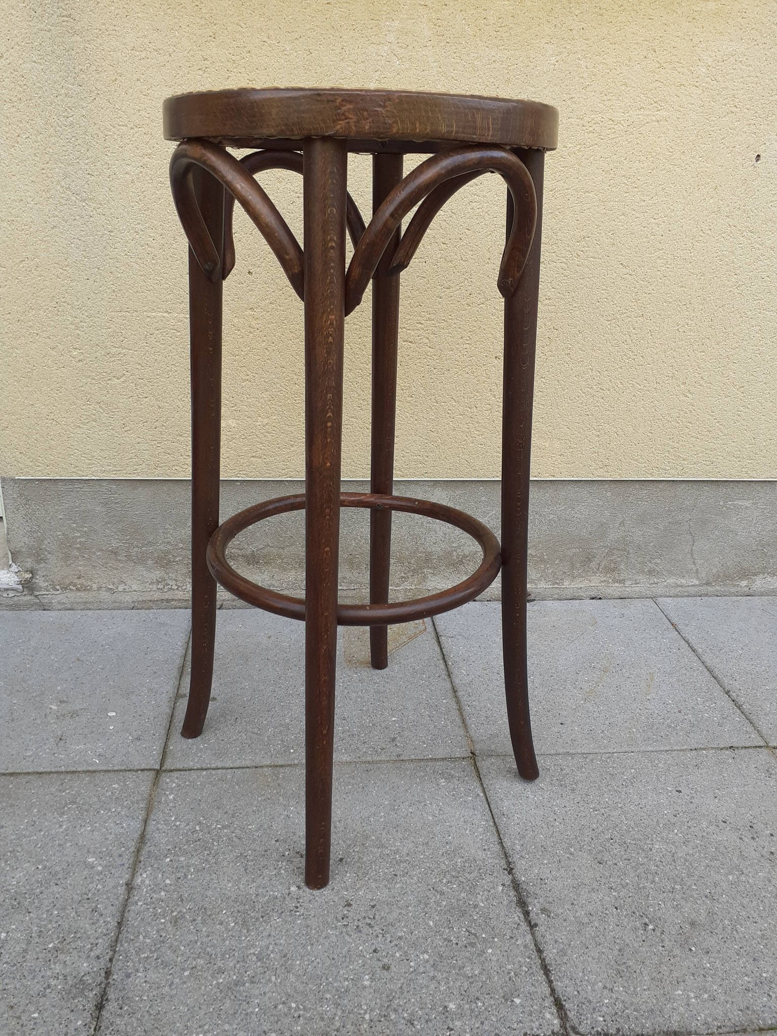 Bar stool