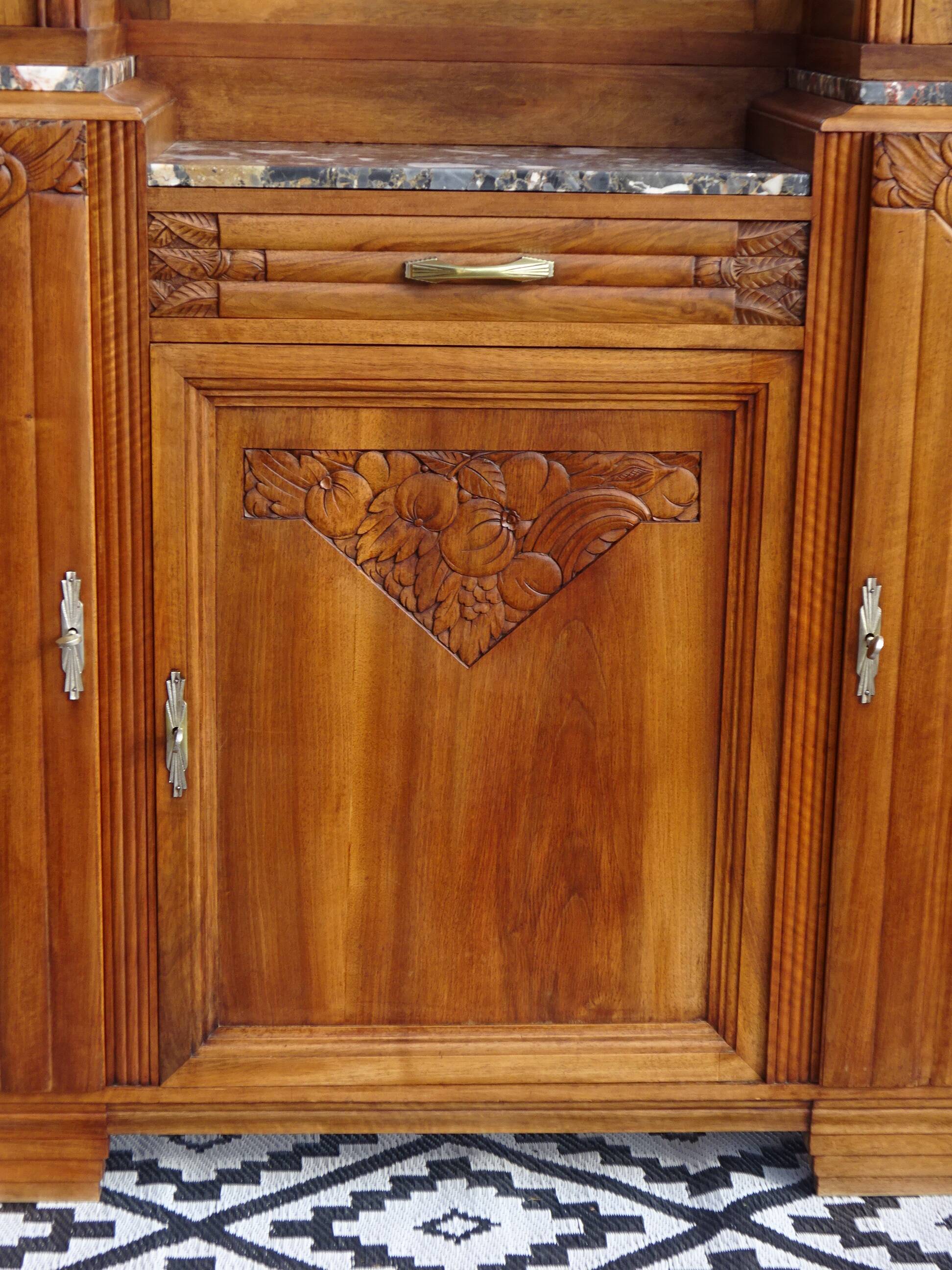 Buffet Art Déco en noyer avec marbres et guérites
