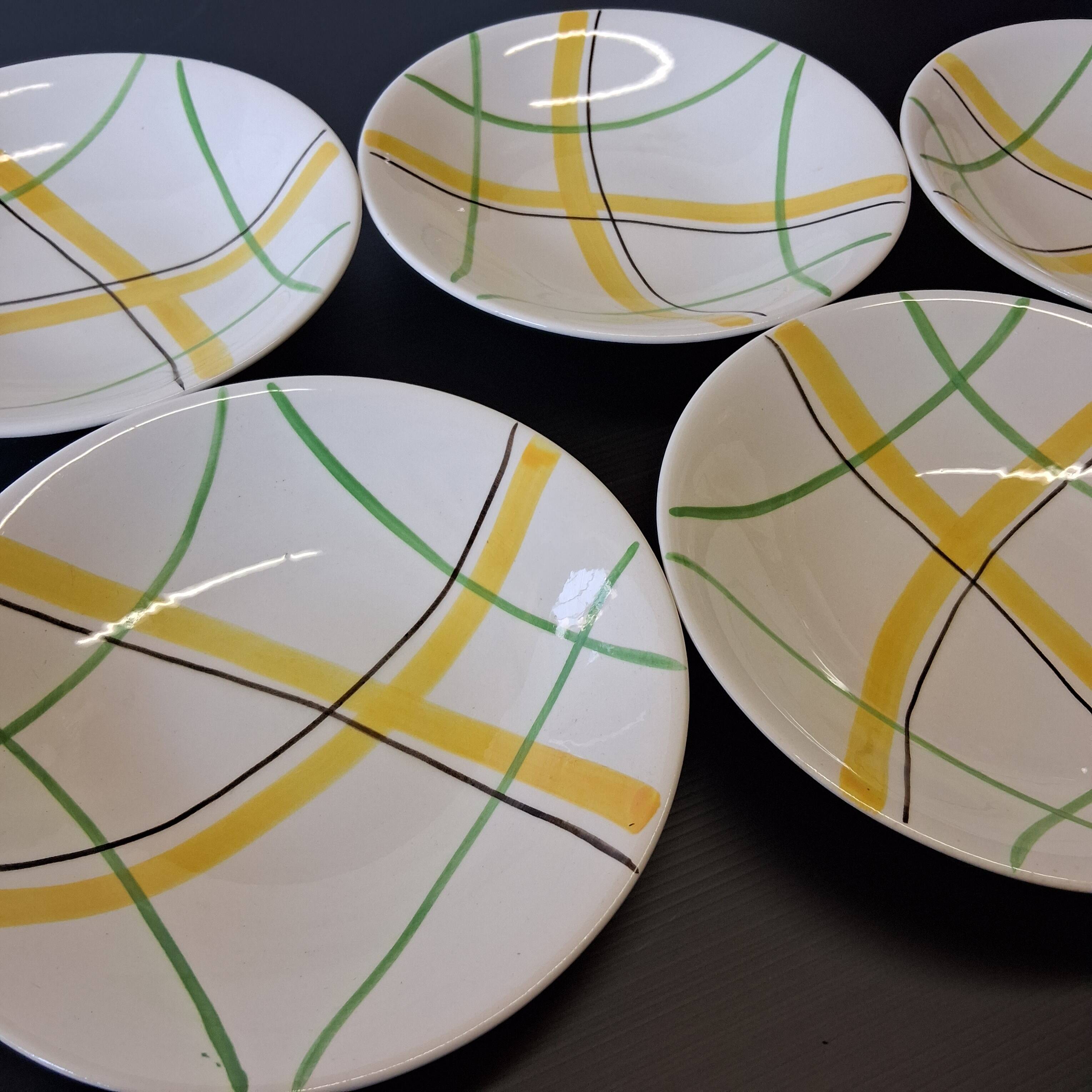 5 deep plates from Gien model "Sarabande" in good condition.