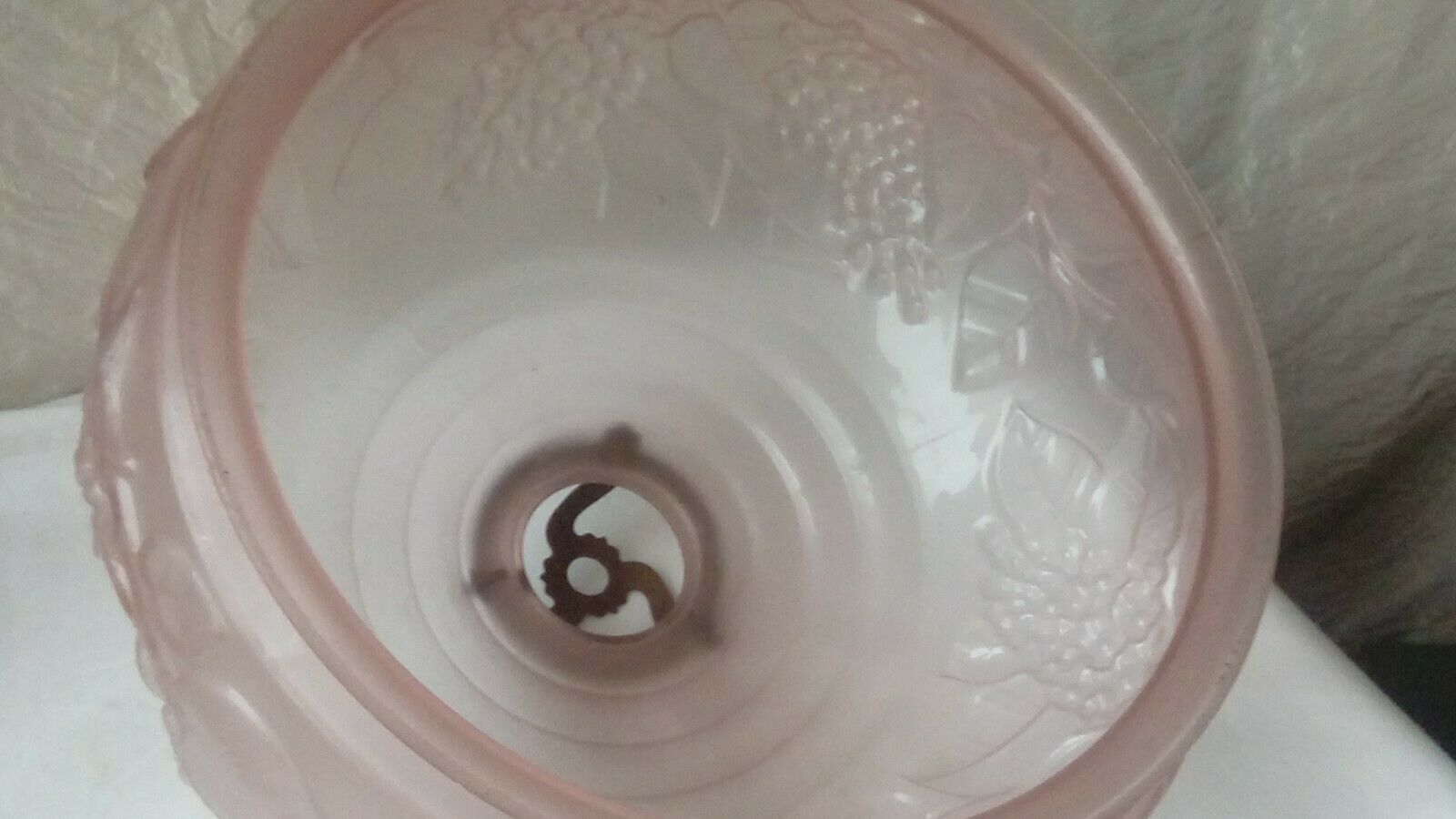 Globe en verre opaque rose luminaire art nouveau