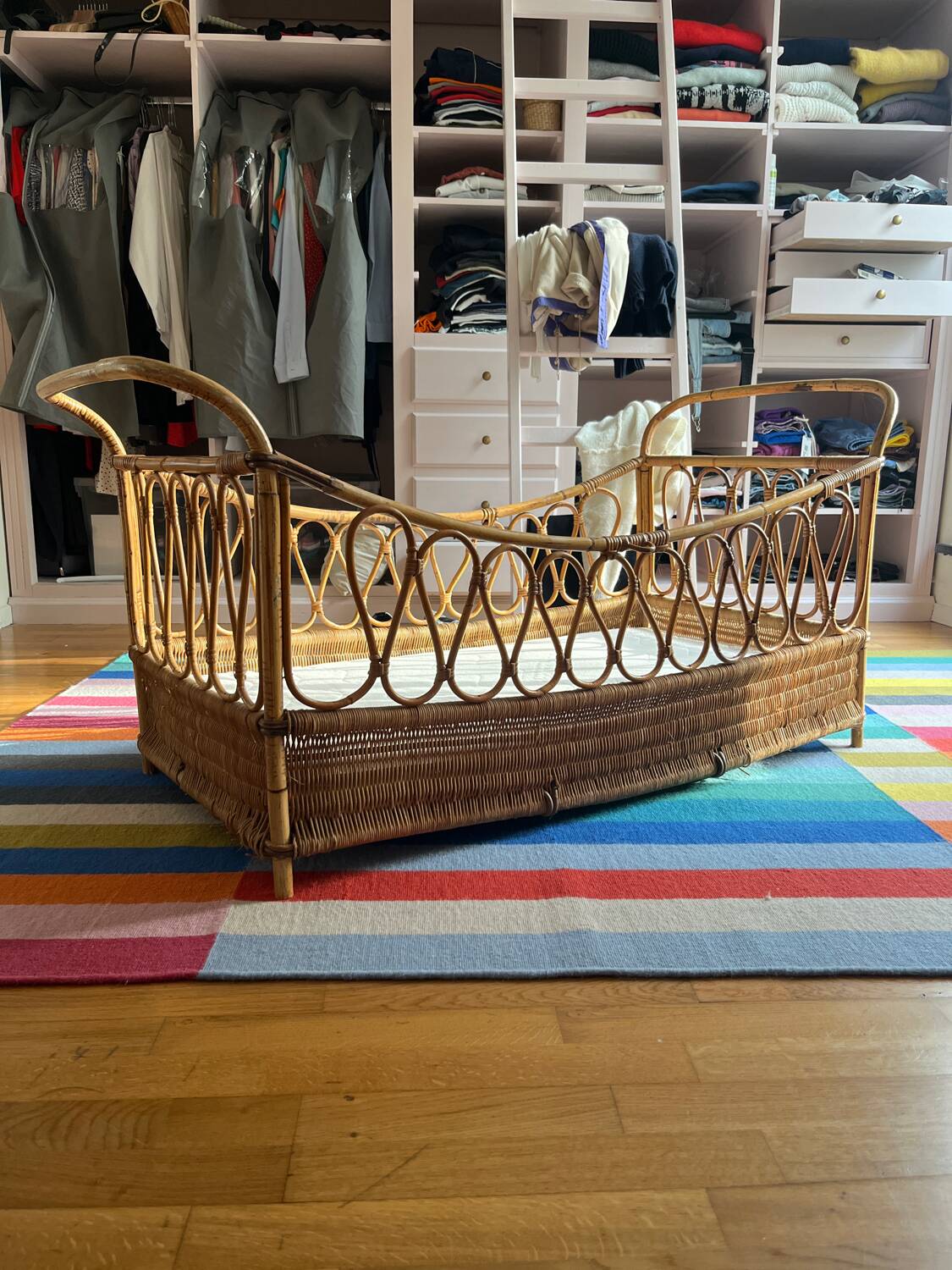 Lit bébé vintage en rotin – années 70