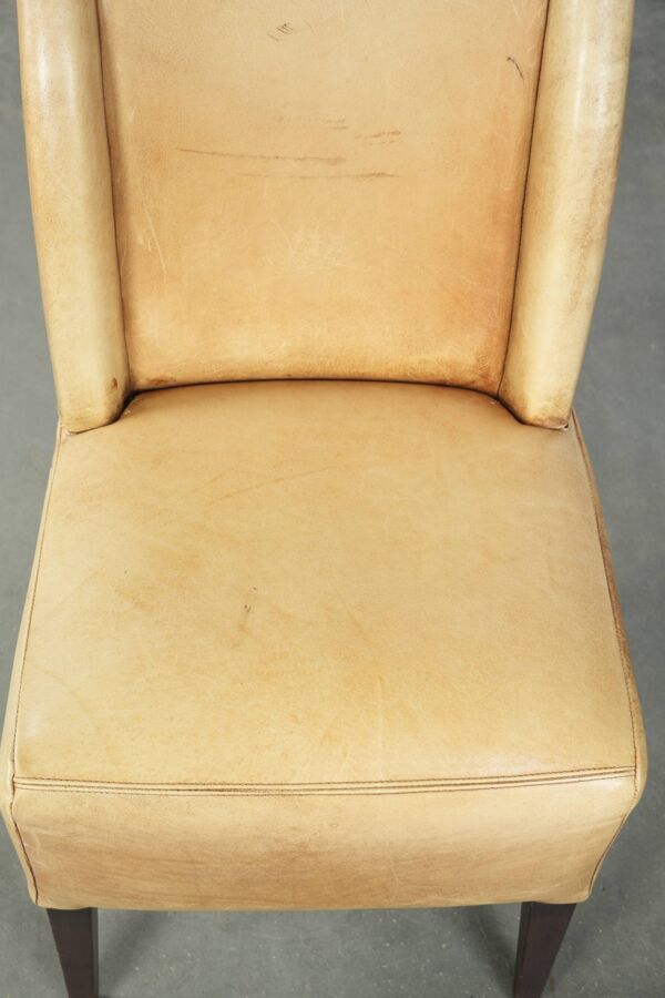 Chaise de salle à manger/chaise d'appoint/chaise de bureau en cuir de vache avec un siège confortable et un dossier haut.