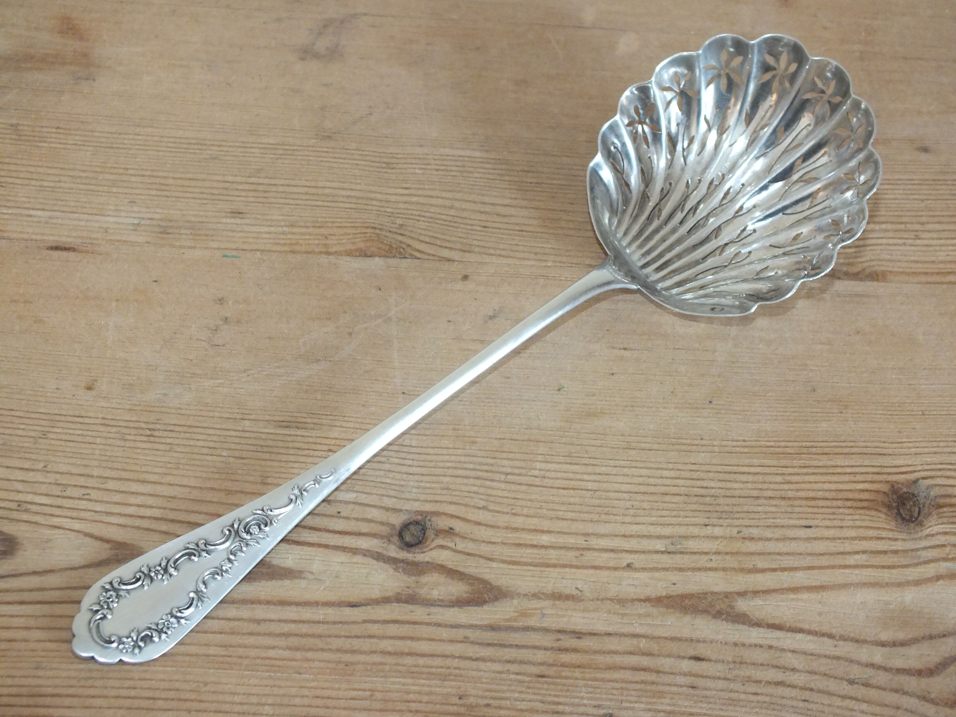 Solid silver sprinkler Minerva Louis XV style