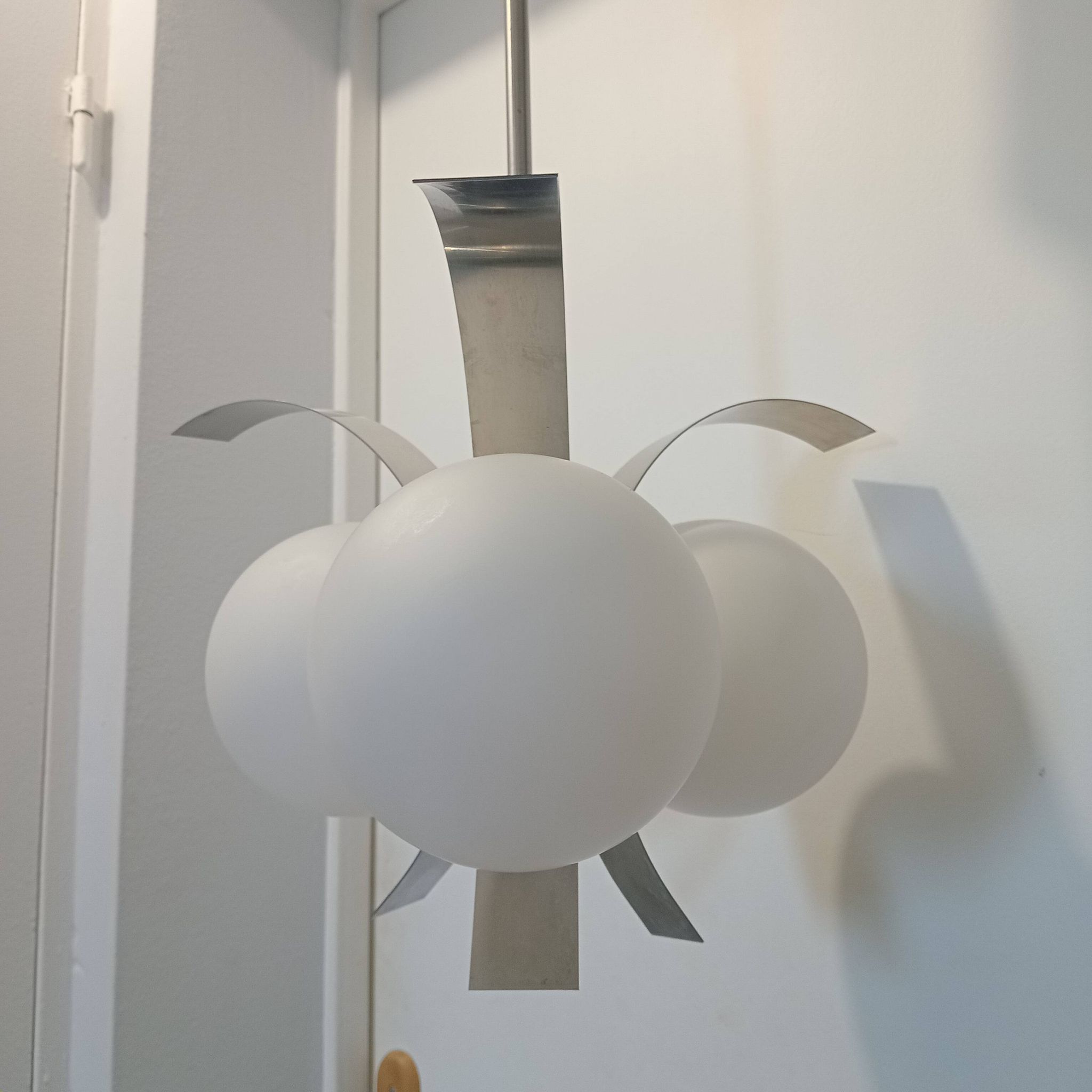 Vintage 3-branch chandelier in aluminum and opaline – 70s – Retro design