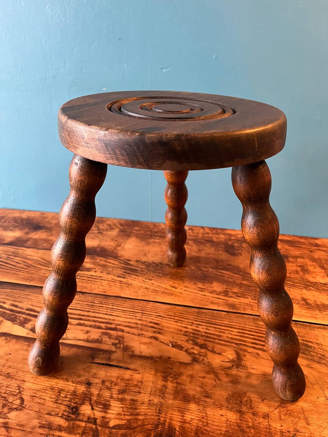 Tabouret tripode en bois