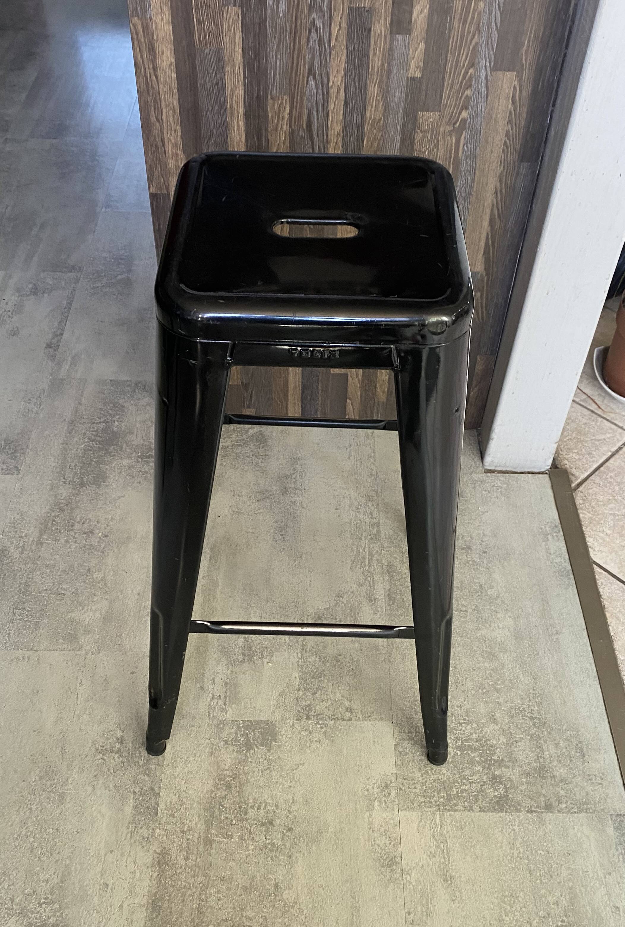 Tabouret haut de bar industriel tolix h75 empilables noir