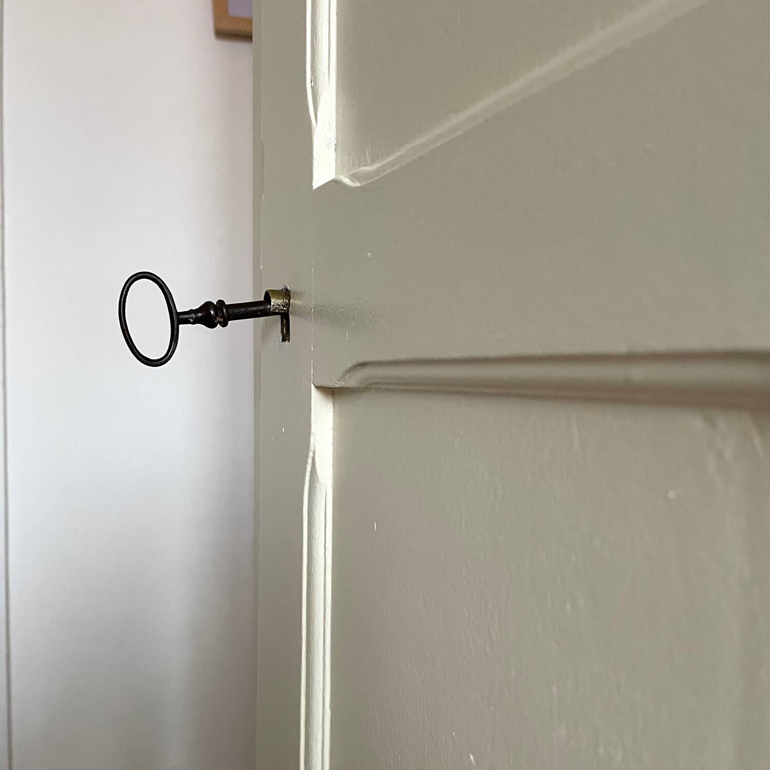 Off-white bonnetière