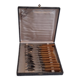 Box of 12 dessert forks in very good condition.