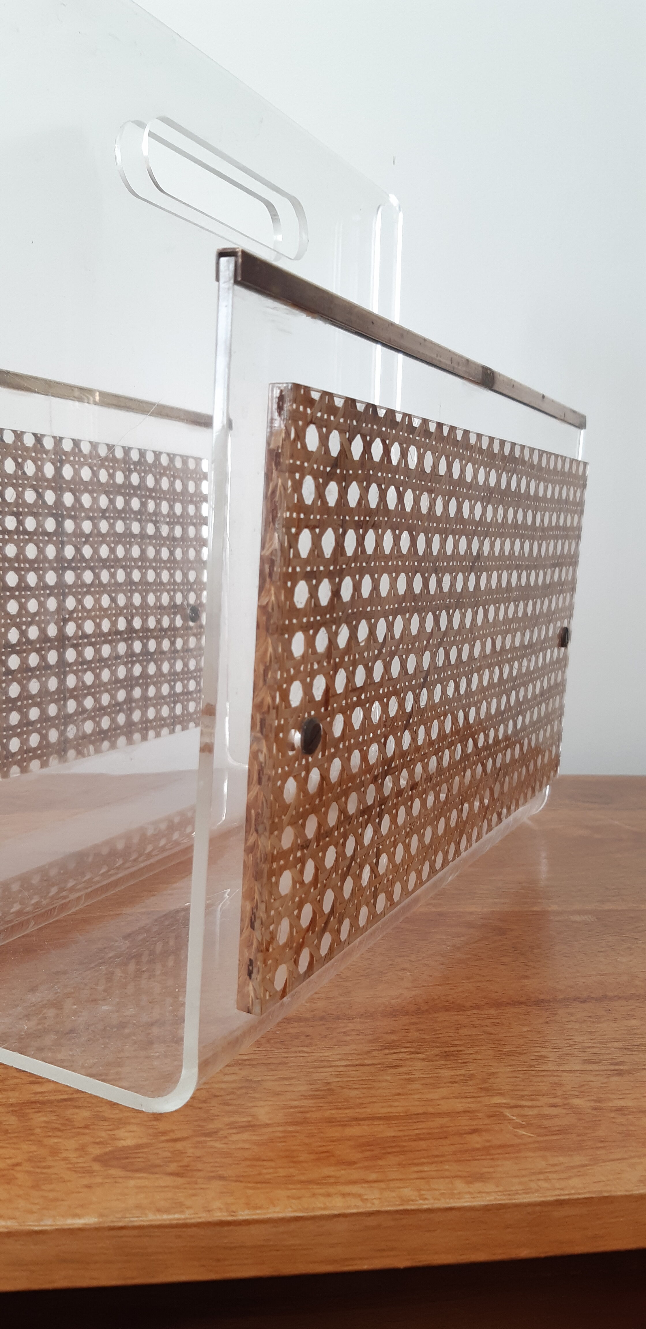 Porte revue en plexiglas à décor de cannage