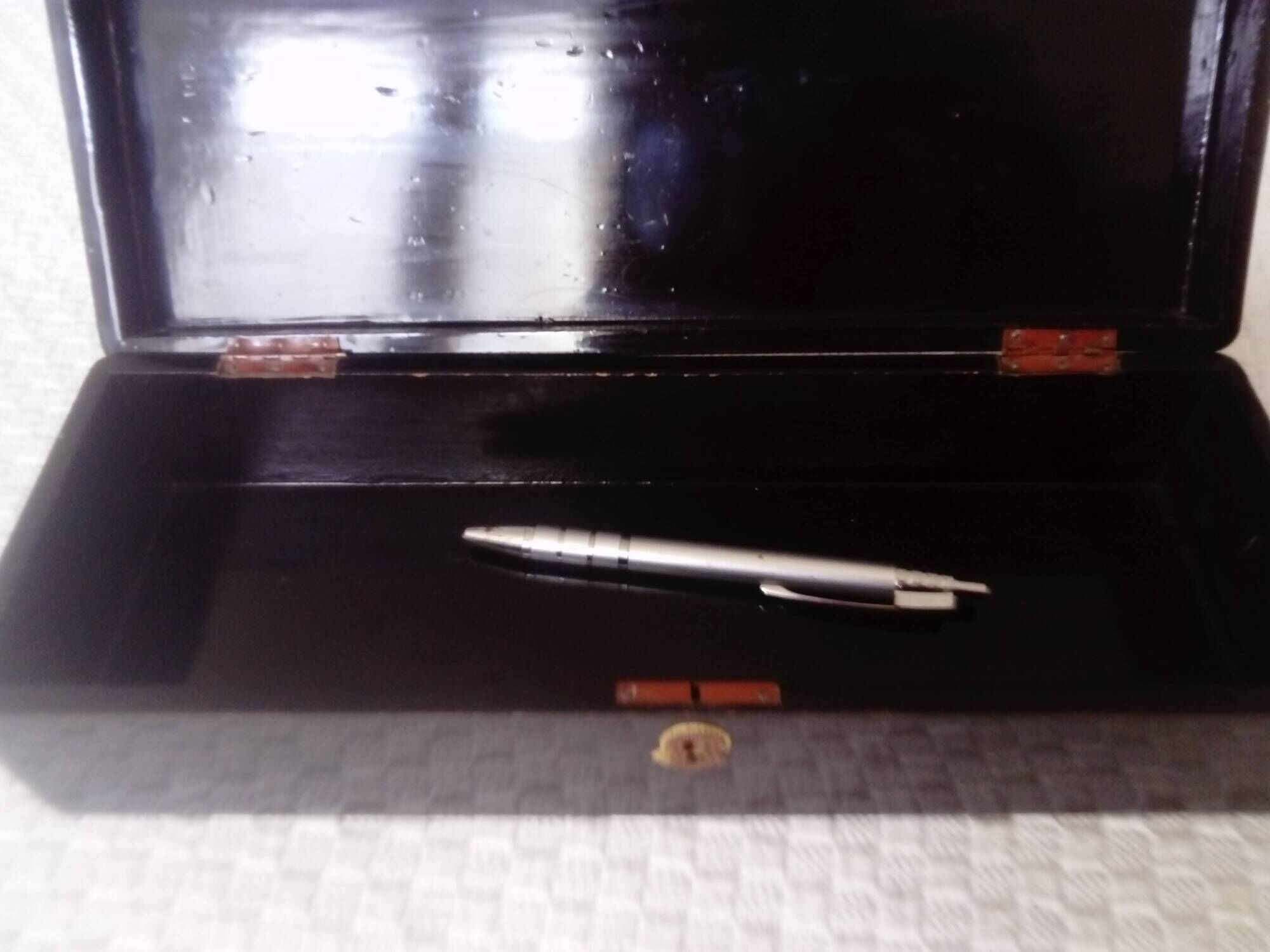 Old lacquered wooden glove box/box with Art Deco geometric decoration. Japan