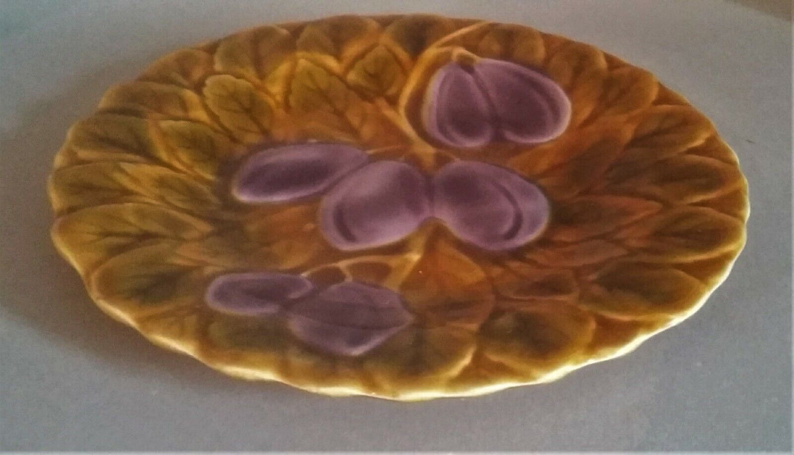 Assiette barbotine prunes Sarreguemines début XXème