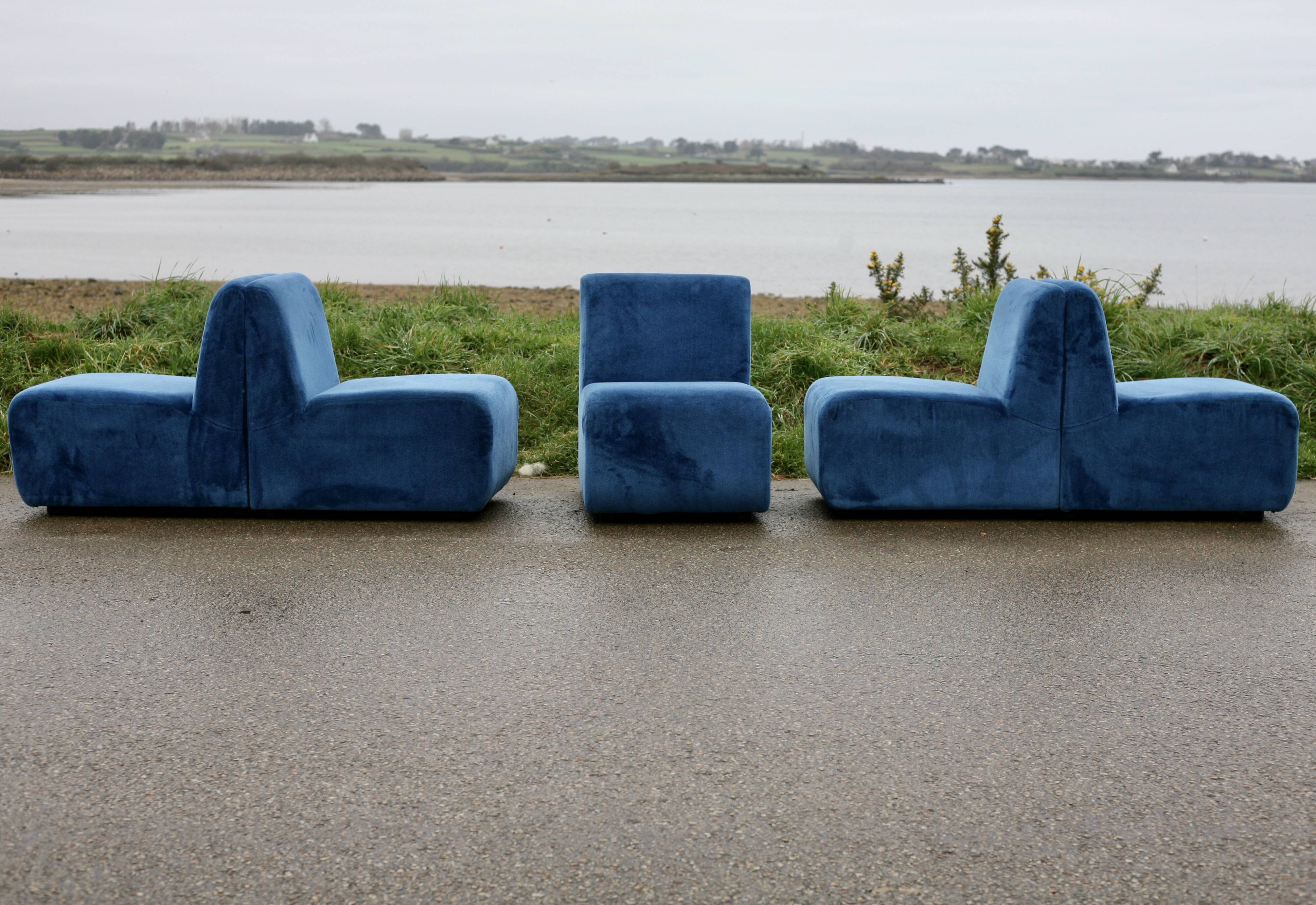 Canapé modulable composé de 5 chauffeuses en velours bleu, circa 1980