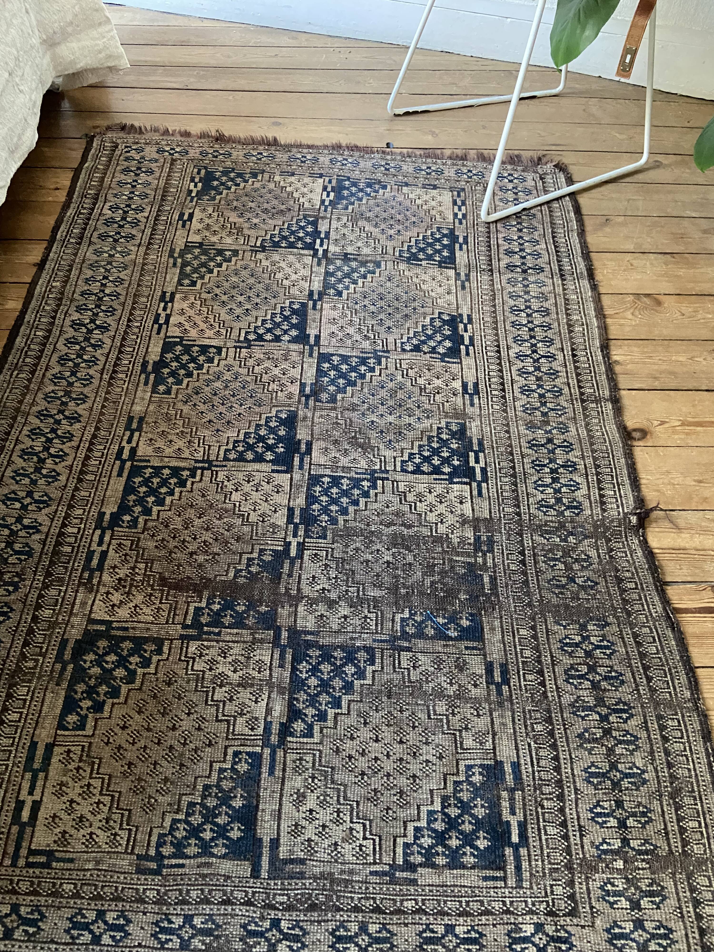 Ancient Persian carpet 150x100cm